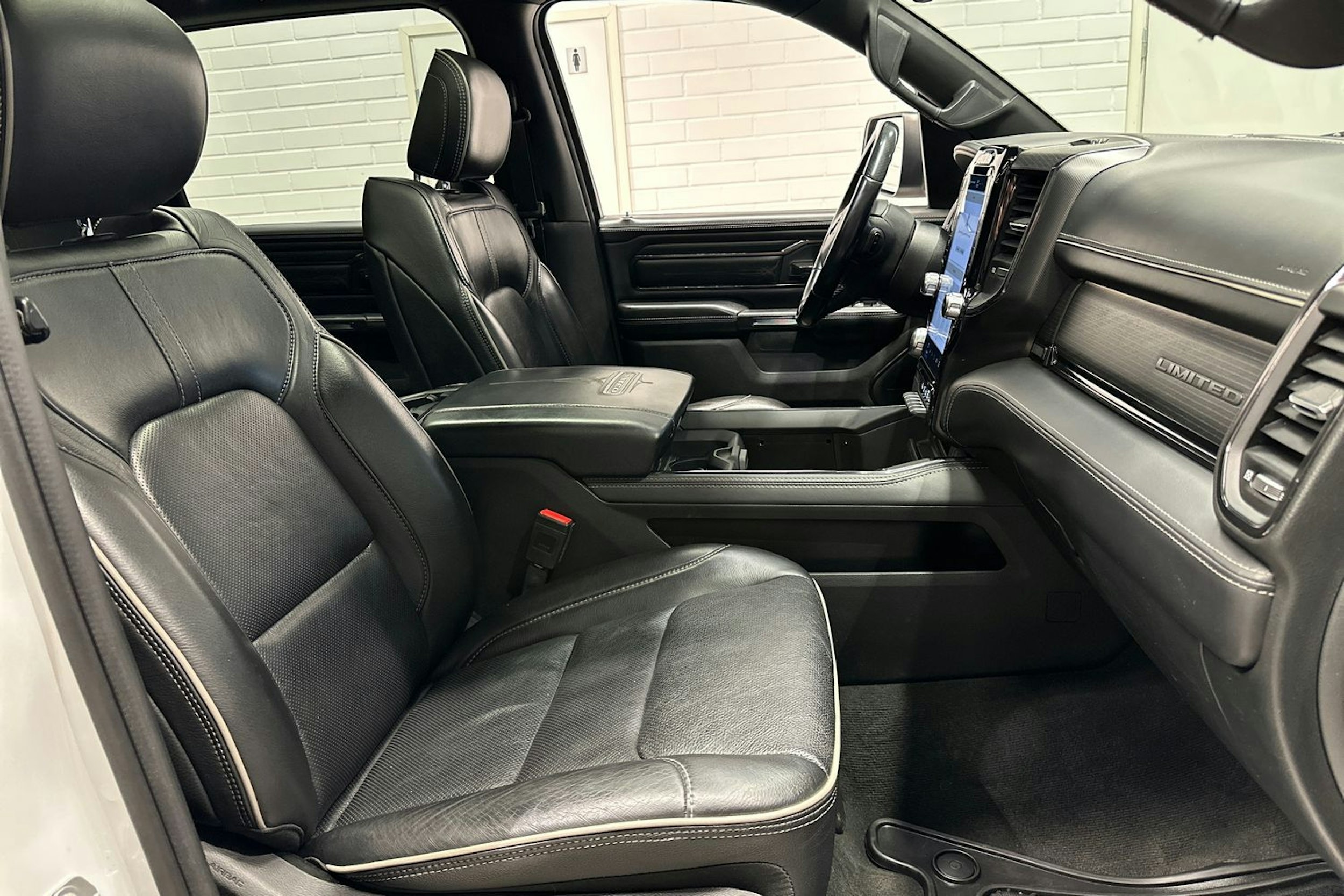 valkoinen Dodge RAM 2022 kuva 28.