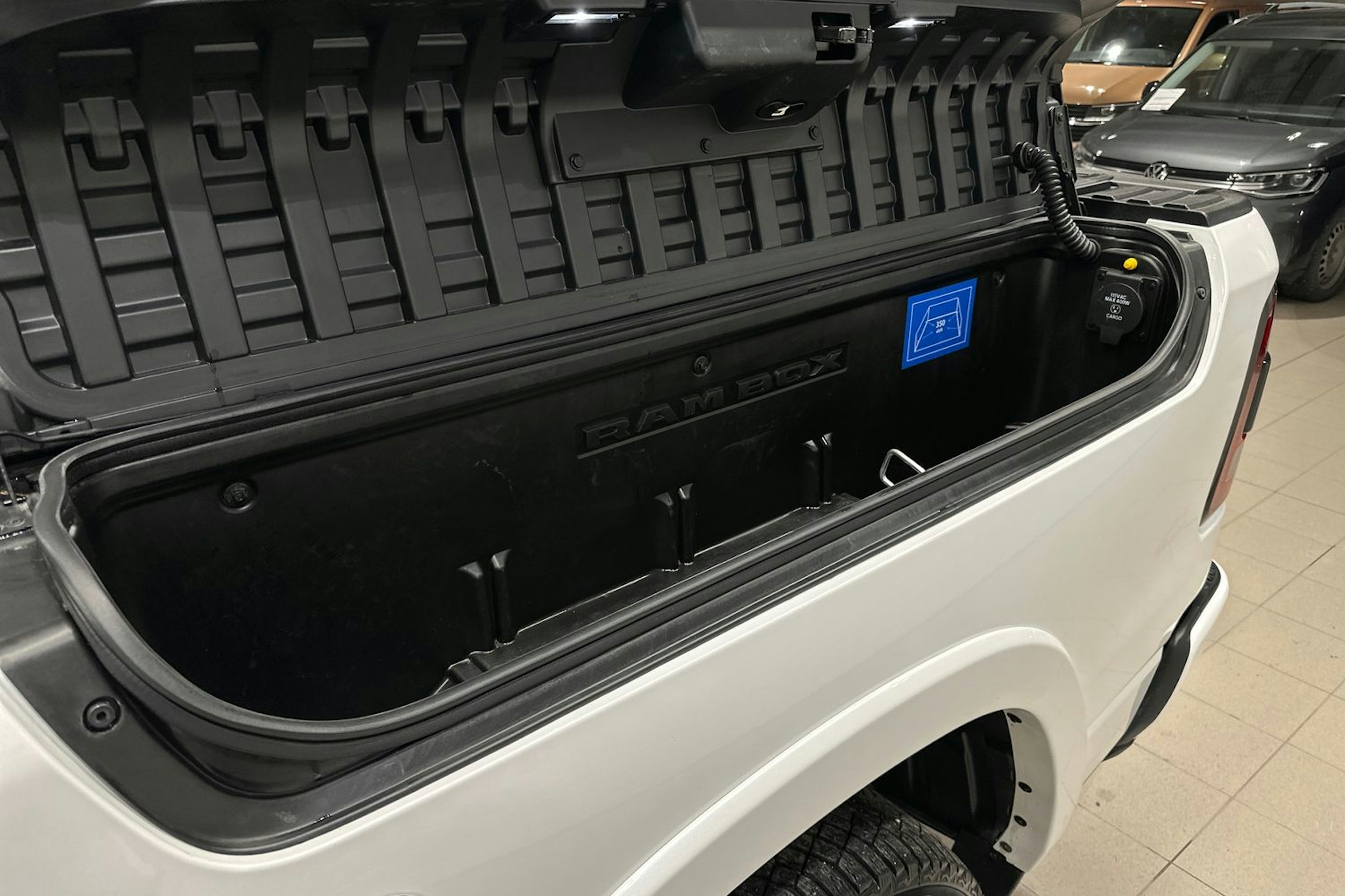 valkoinen Dodge RAM 2022 kuva 32.