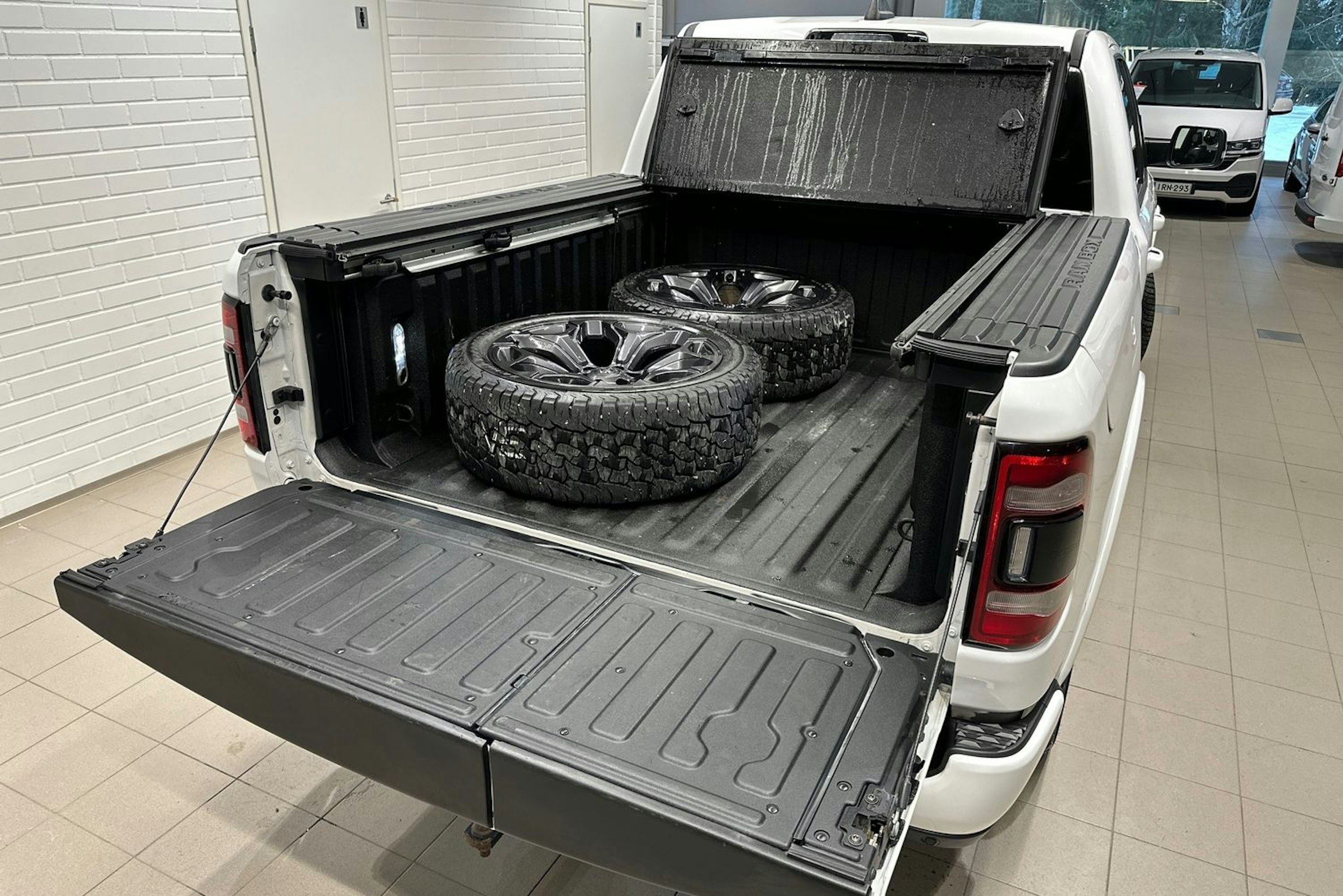 valkoinen Dodge RAM 2022 kuva 34.