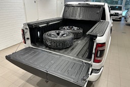 valkoinen Dodge RAM 2022 kuva 34.