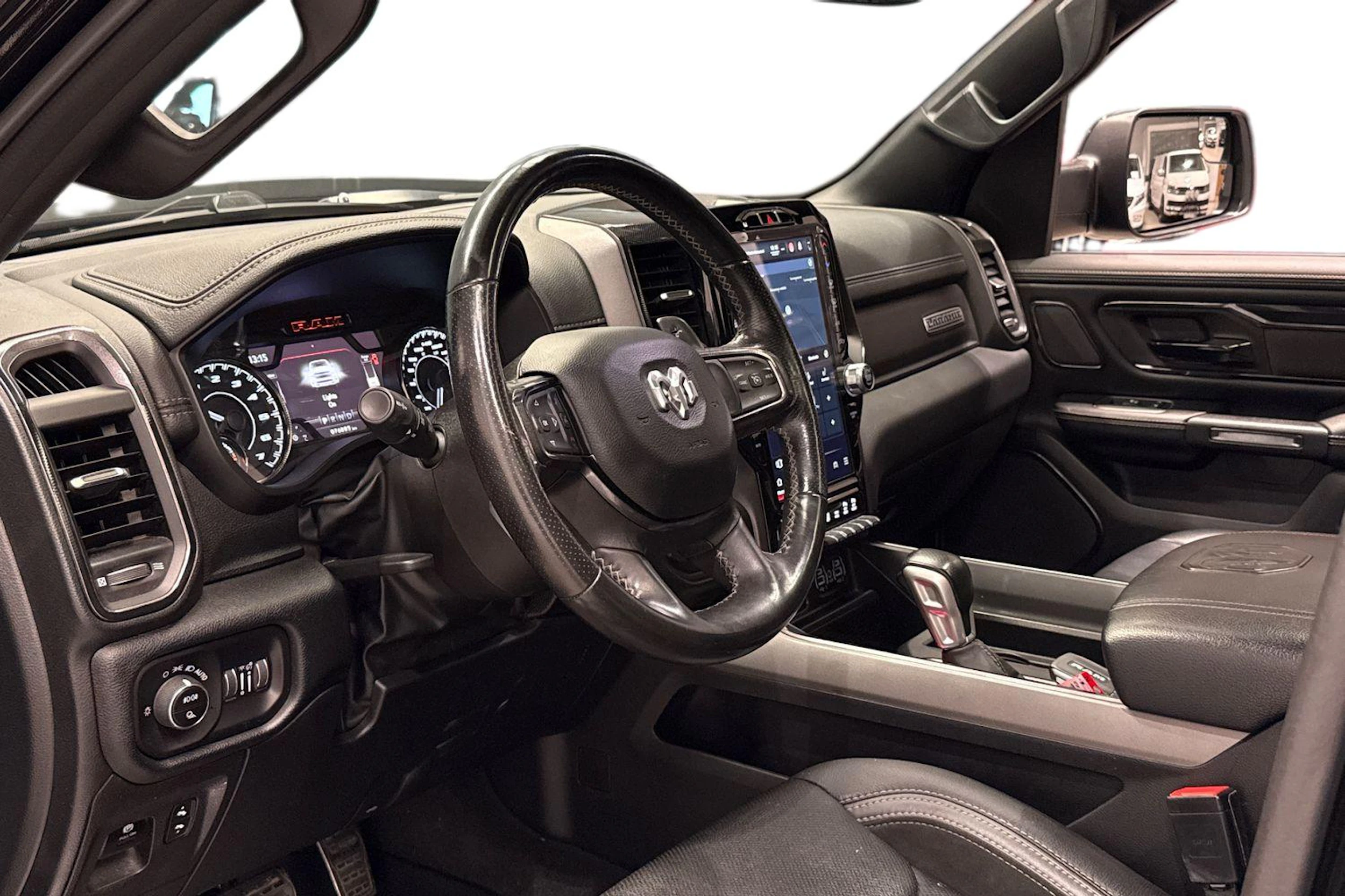musta Dodge RAM 2023 kuva 8.