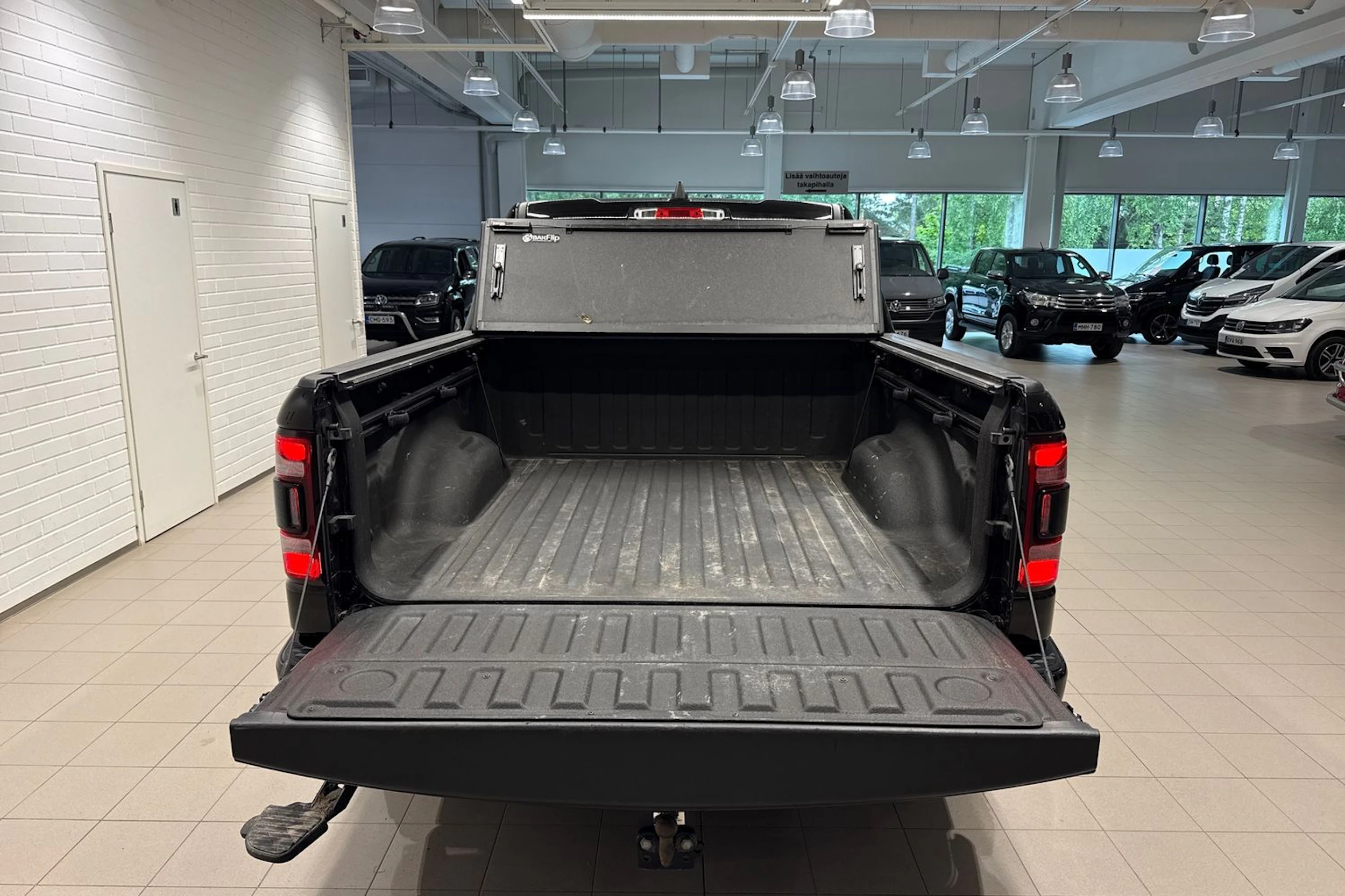musta Dodge RAM 2023 kuva 17.
