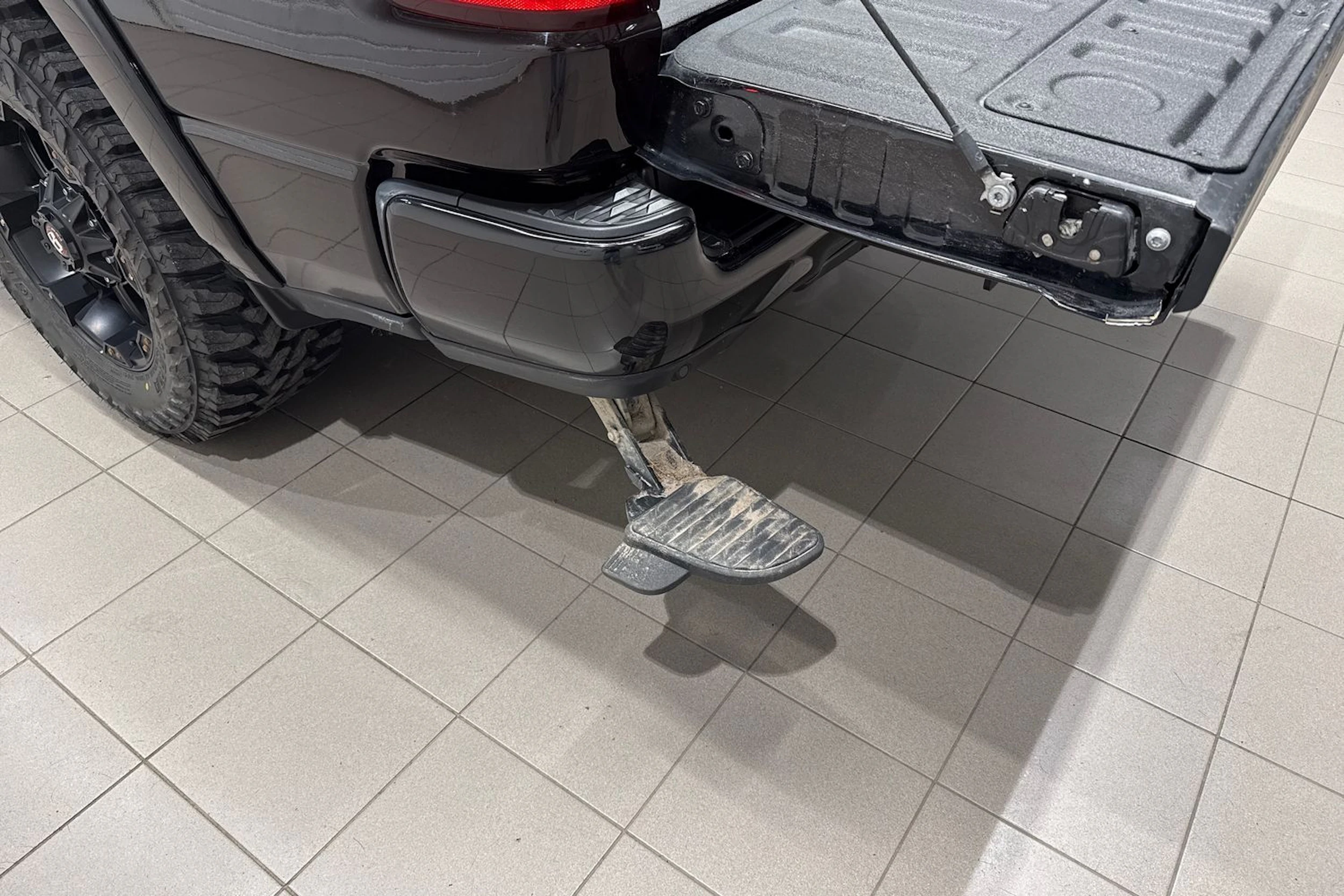 musta Dodge RAM 2023 kuva 18.