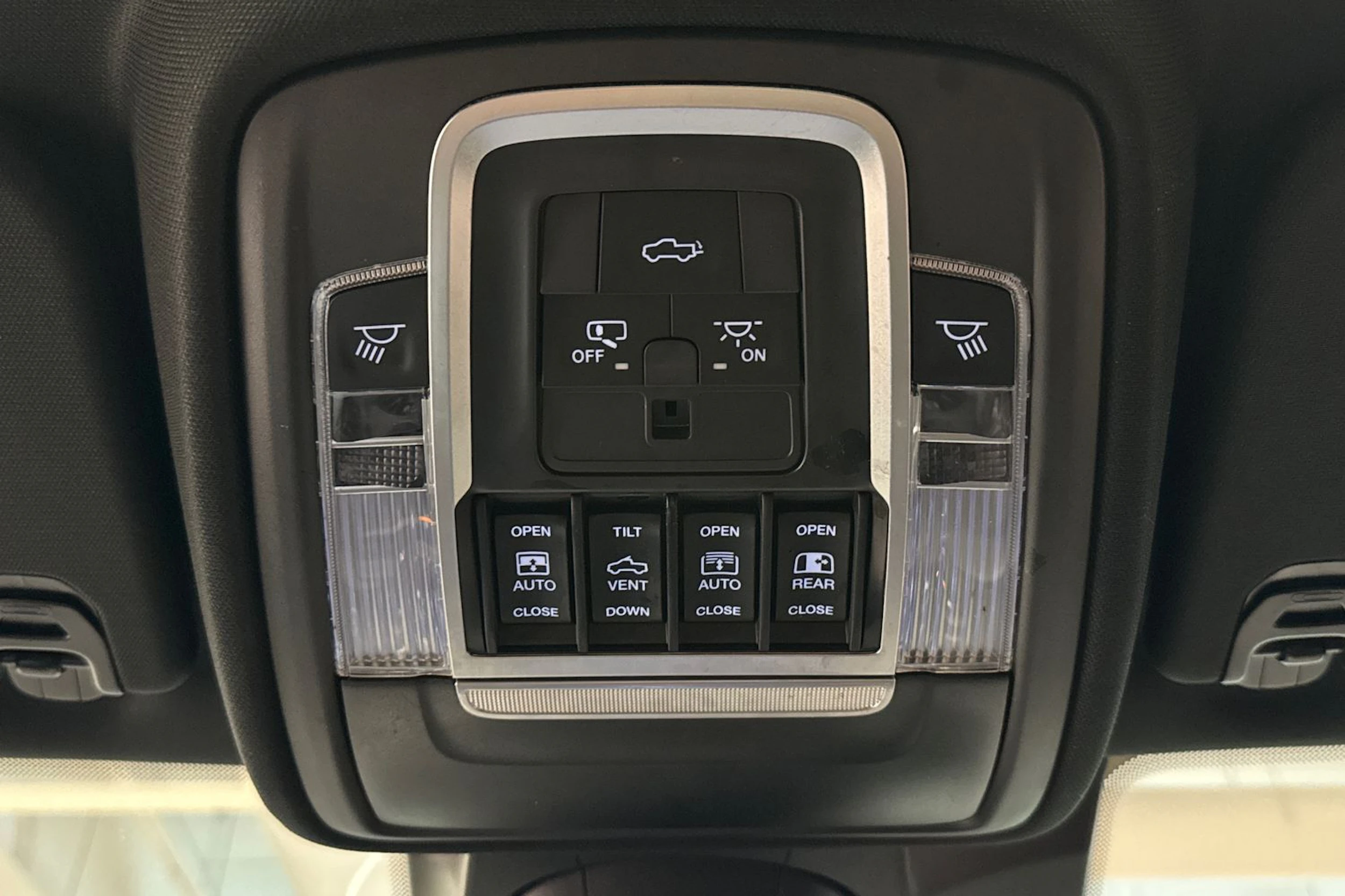 musta Dodge RAM 2023 kuva 23.