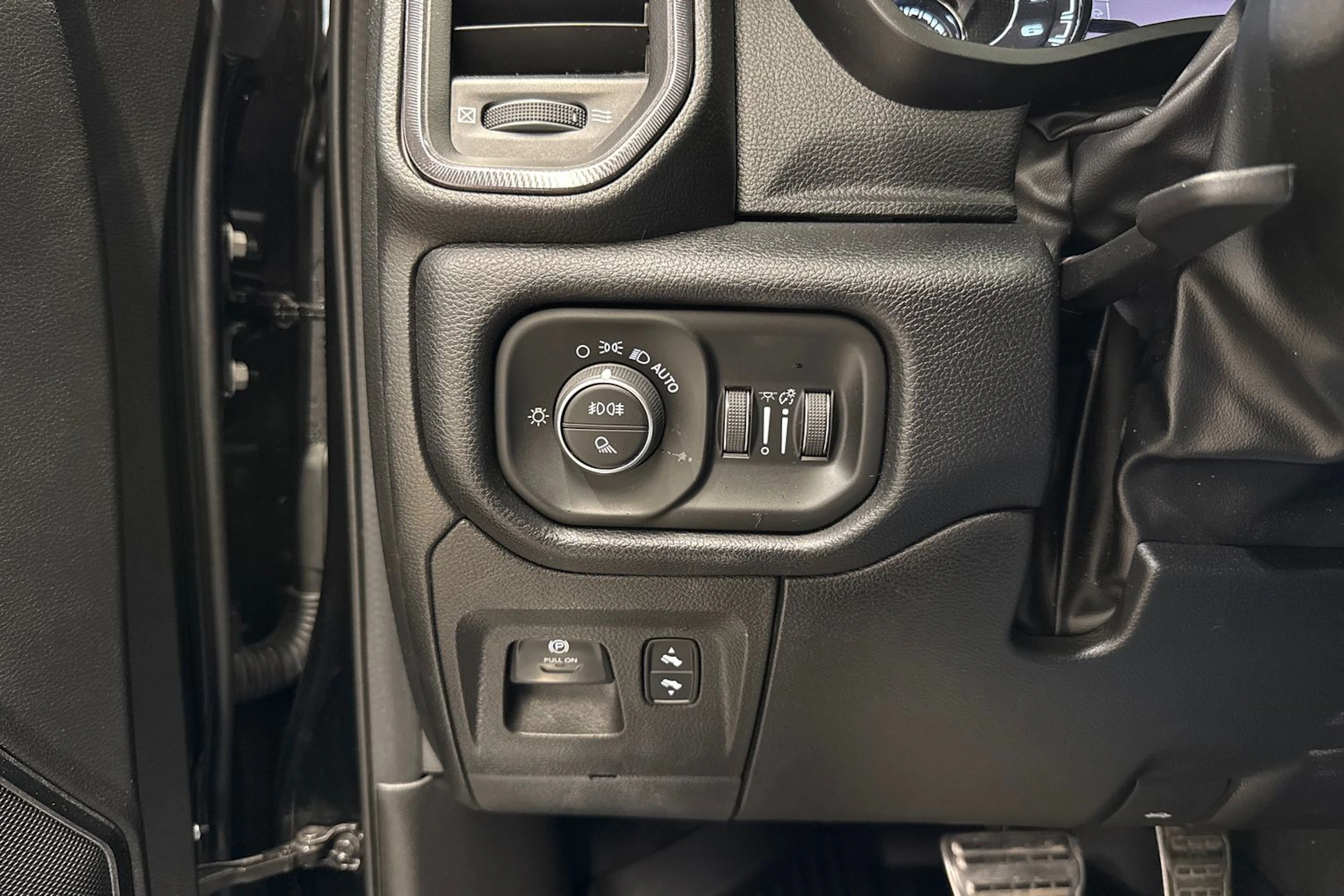musta Dodge RAM 2023 kuva 25.
