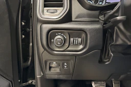 musta Dodge RAM 2023 kuva 25.