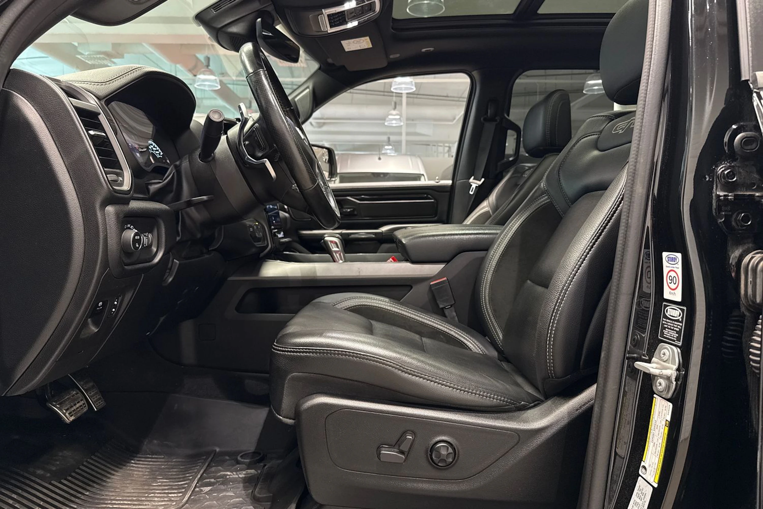 musta Dodge RAM 2023 kuva 28.
