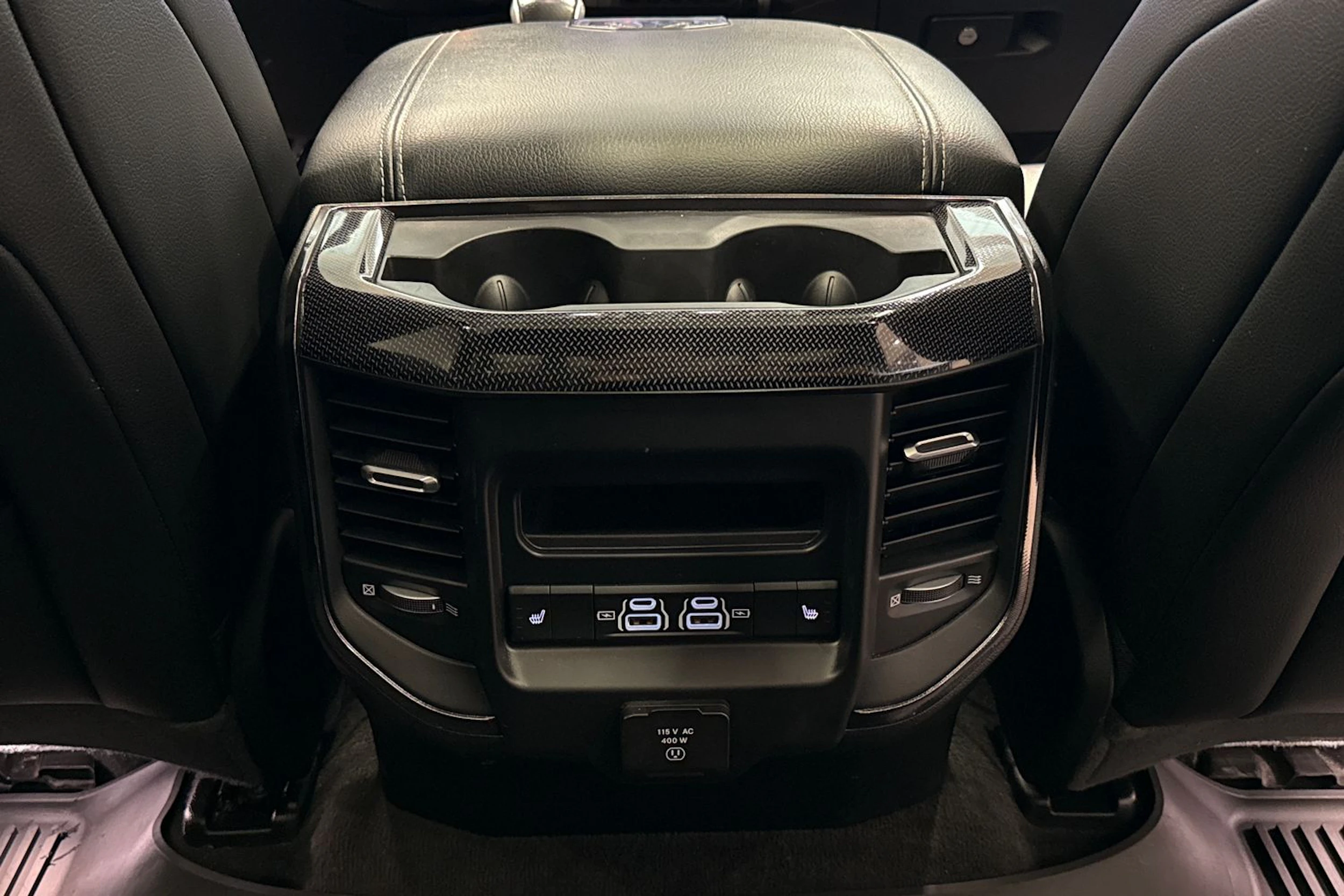 musta Dodge RAM 2023 kuva 31.