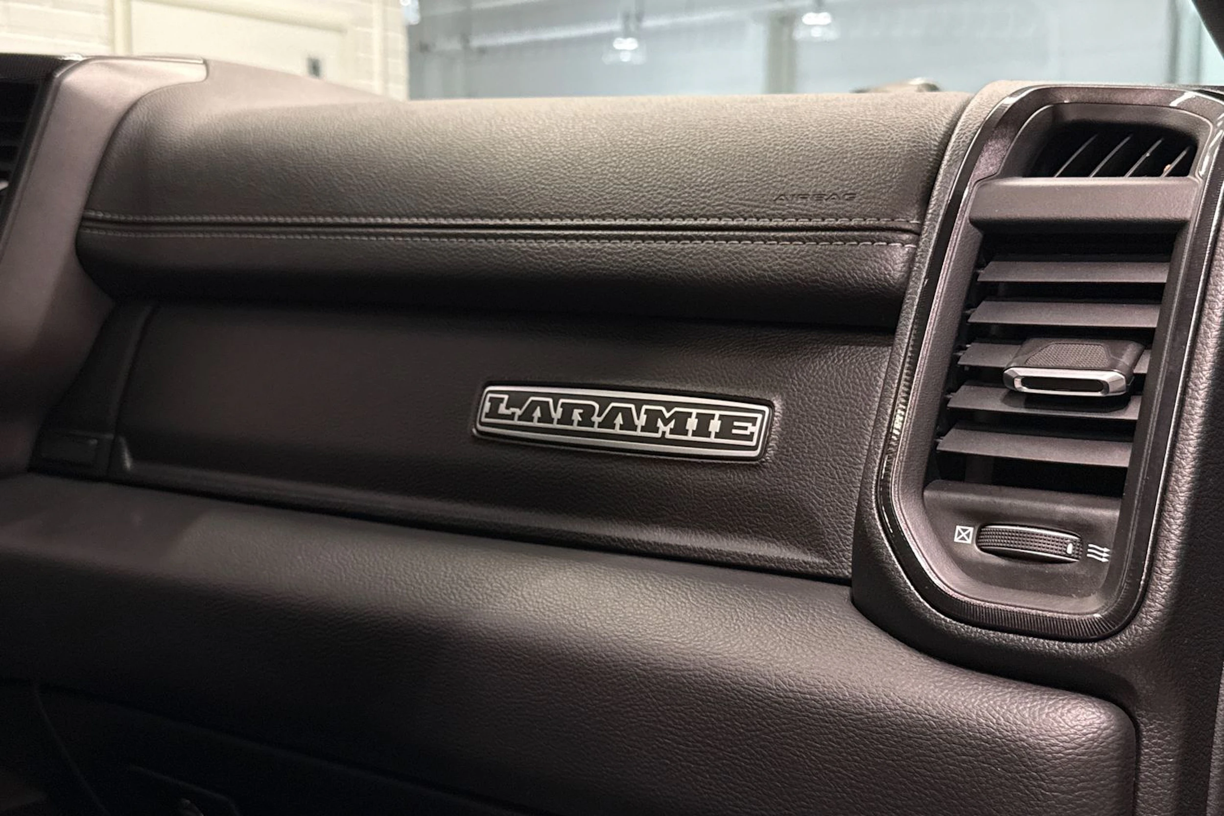 musta Dodge RAM 2023 kuva 36.