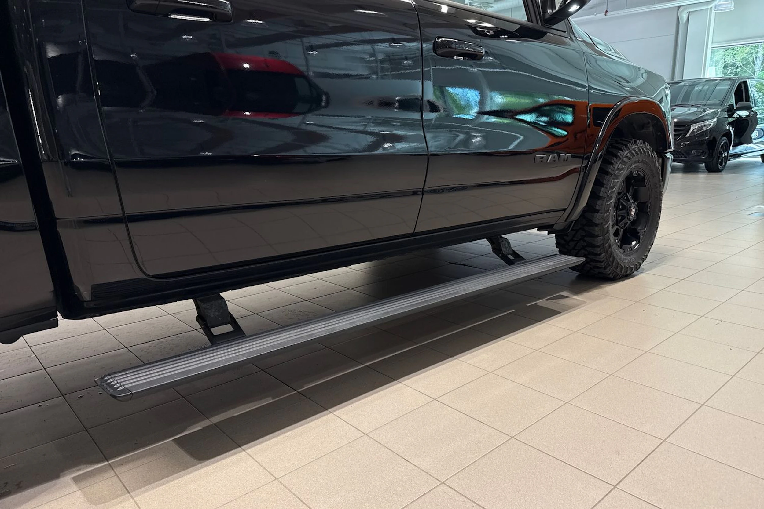 musta Dodge RAM 2023 kuva 37.