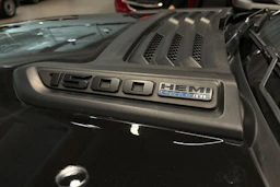 musta Dodge RAM 2023 kuva 38.