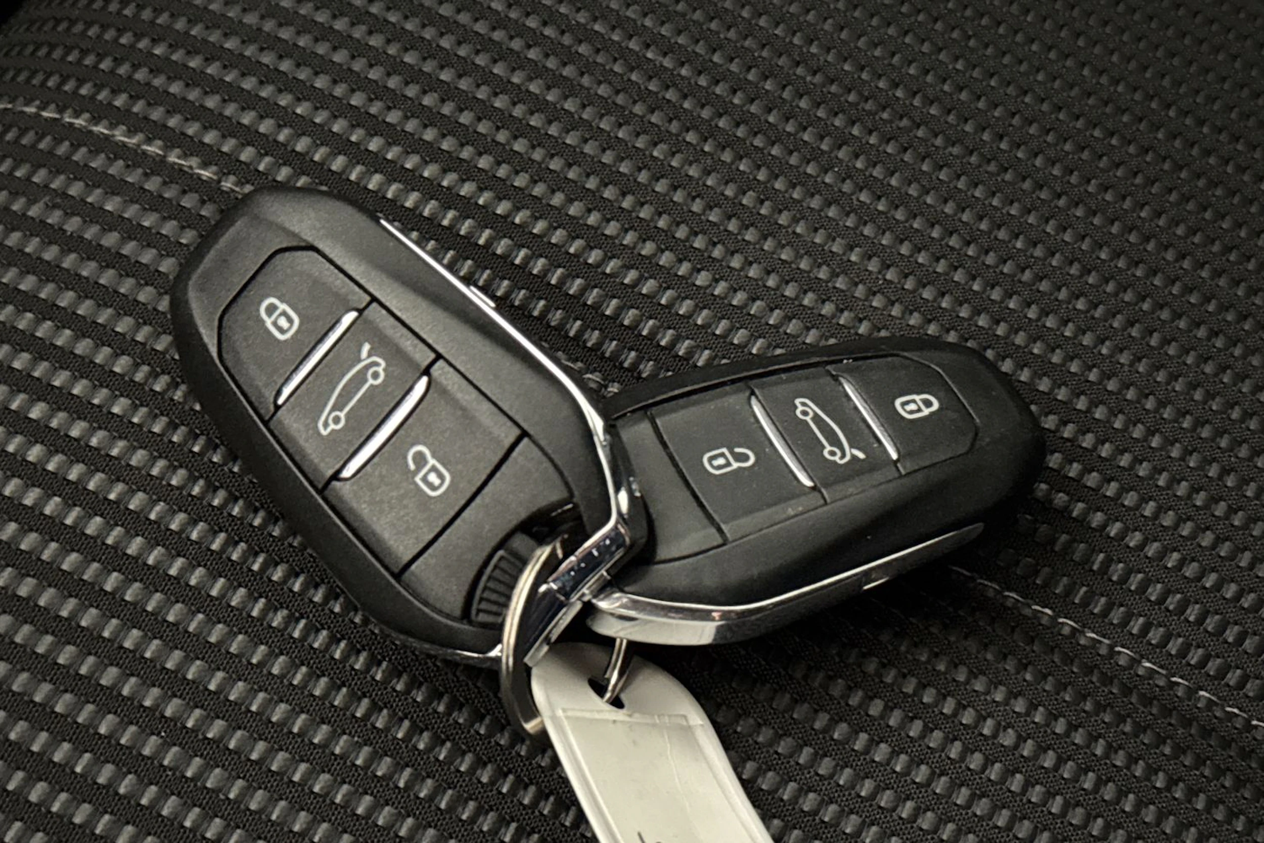 musta DS 4 2023 kuva 28.