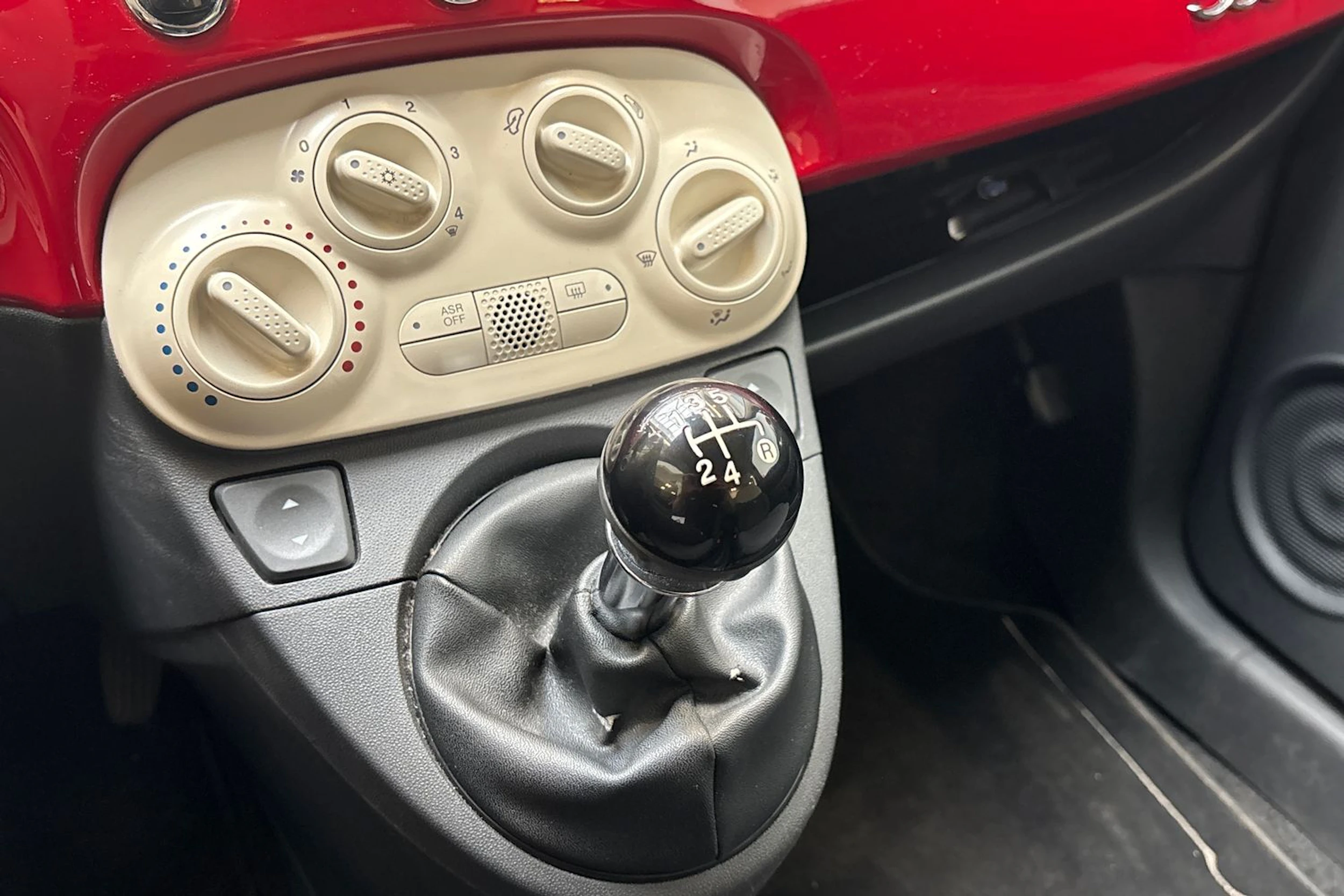 punainen Fiat 500 2011 kuva 16.