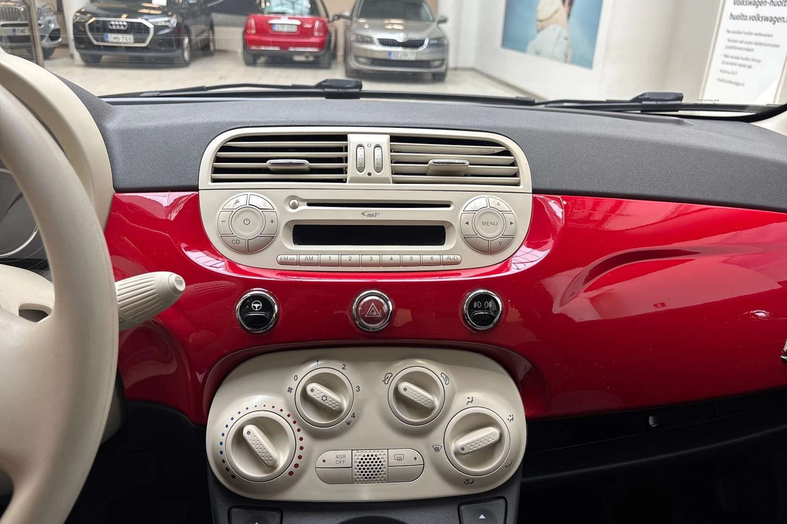 punainen Fiat 500 2011 kuva 17.