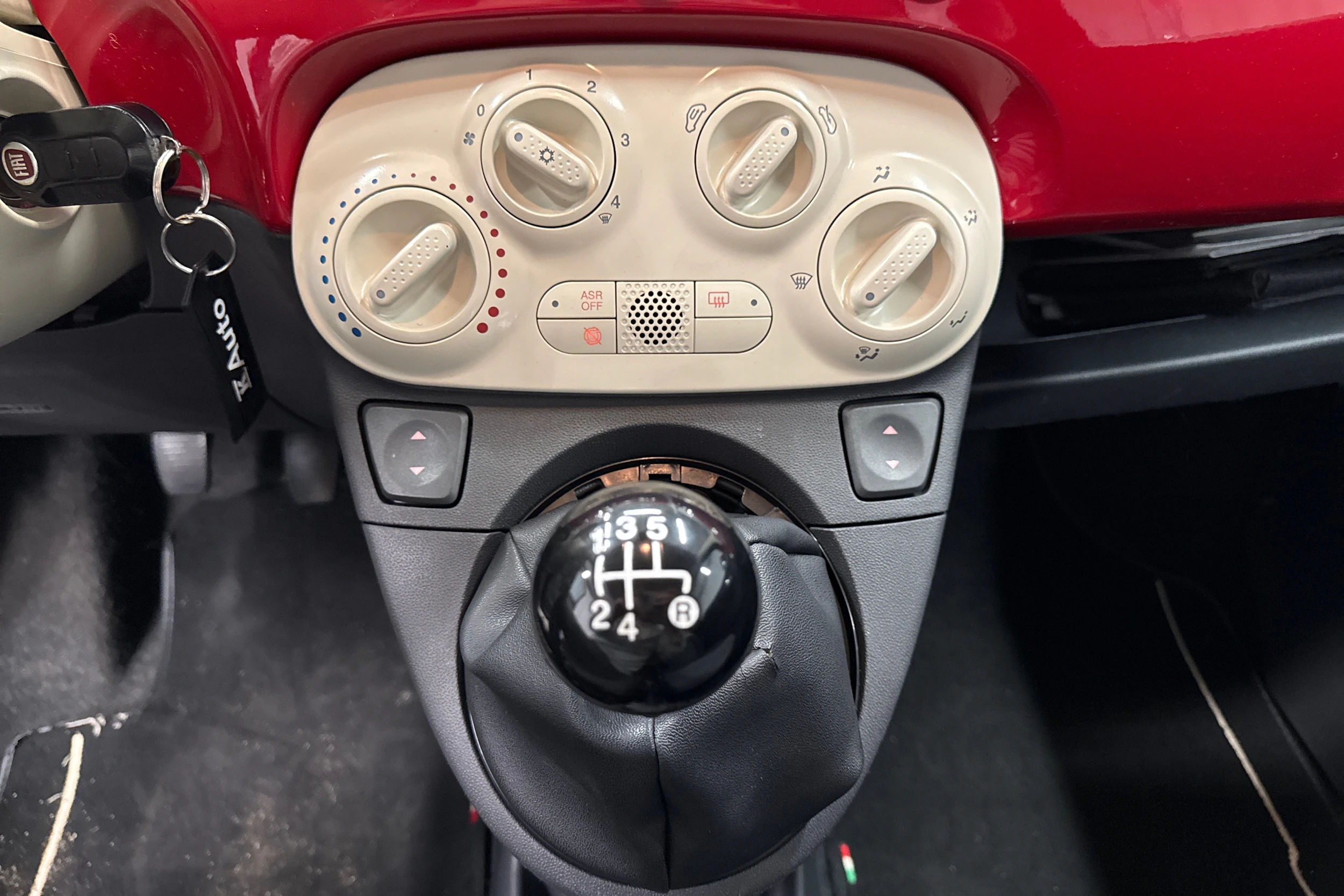 punainen Fiat 500 2012 kuva 12.