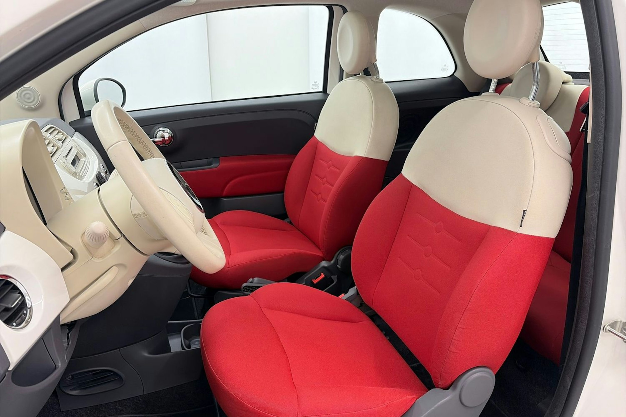 Valkoinen Fiat 500 2013 kuva 14.