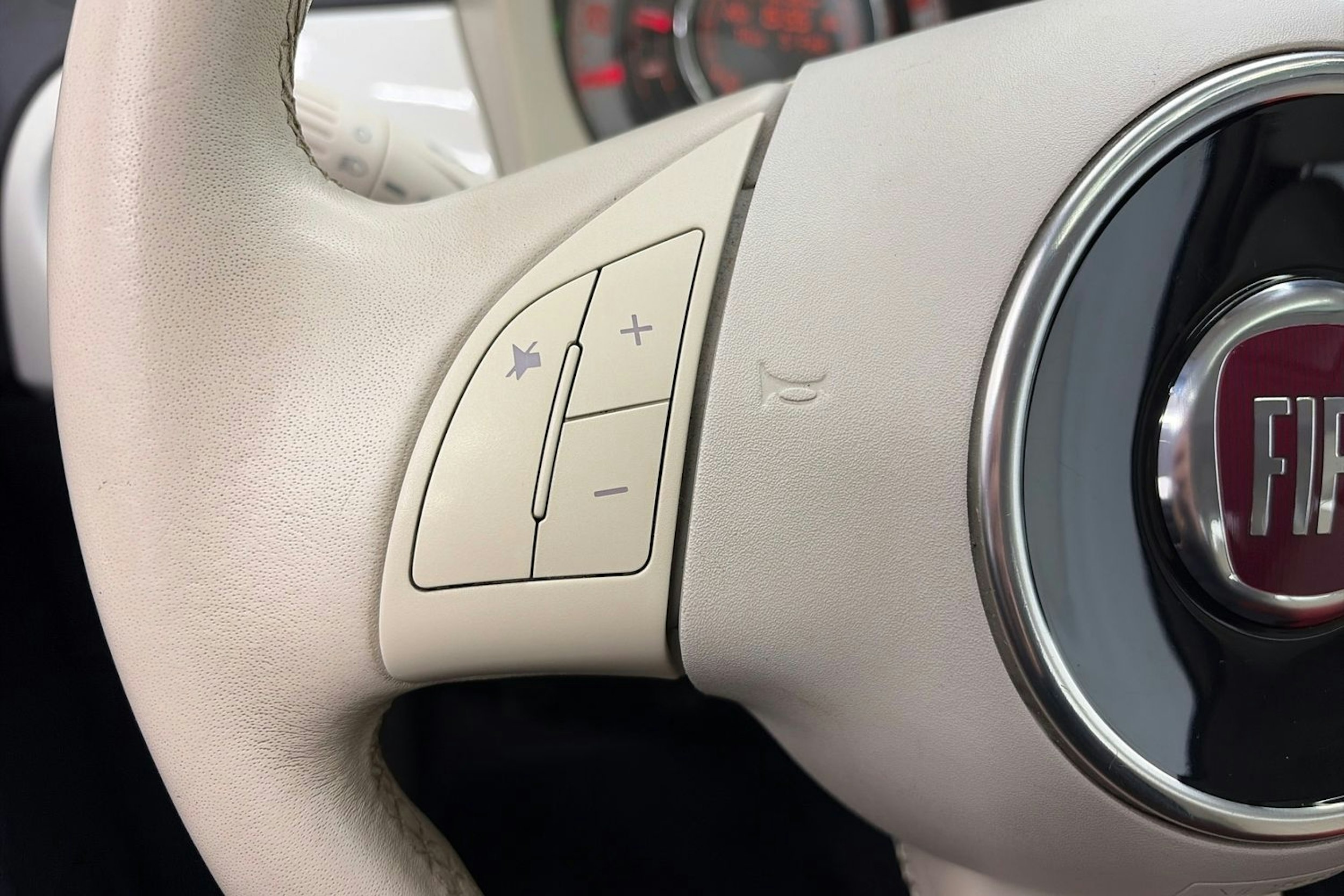 Valkoinen Fiat 500 2013 kuva 16.