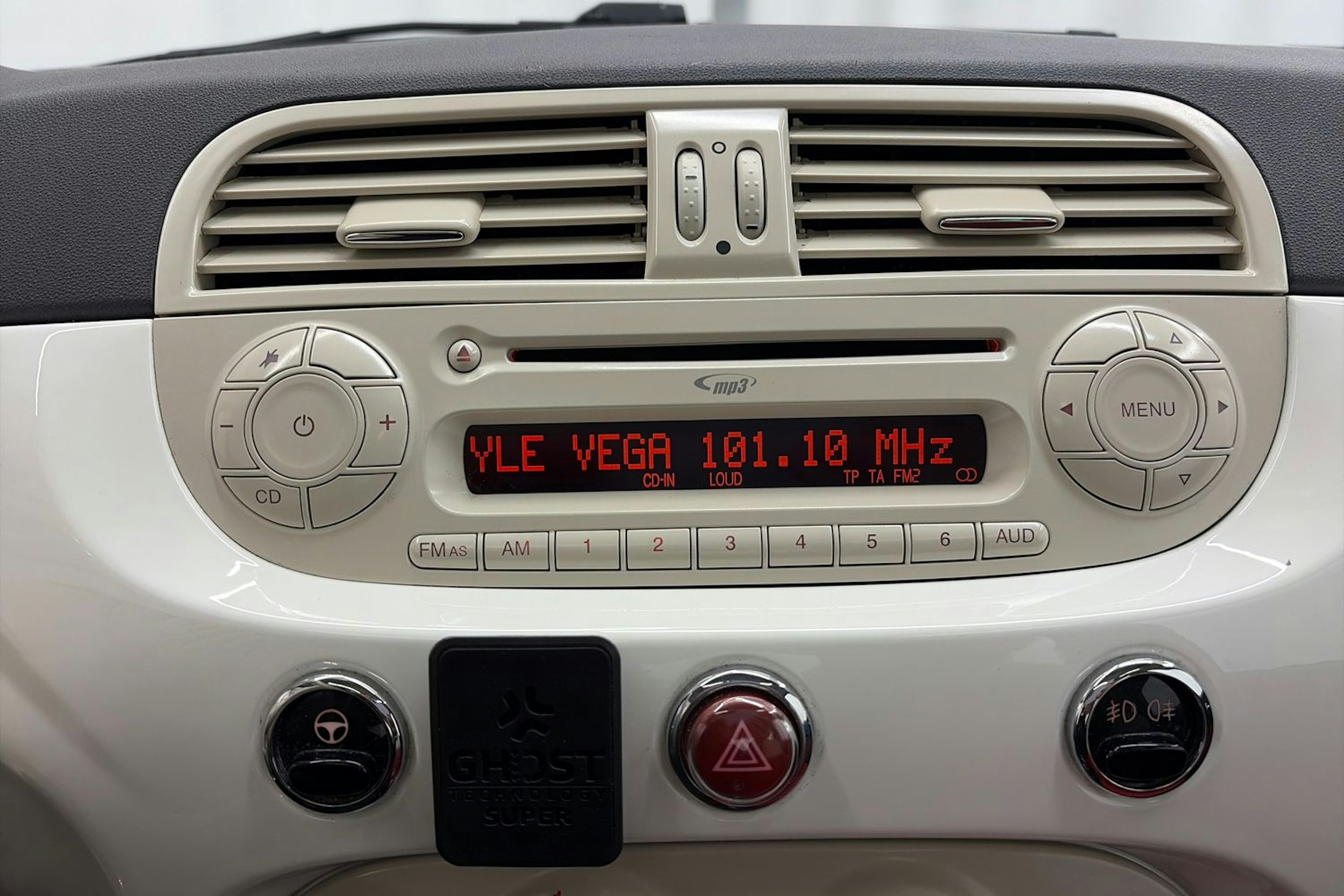 Valkoinen Fiat 500 2013 kuva 18.