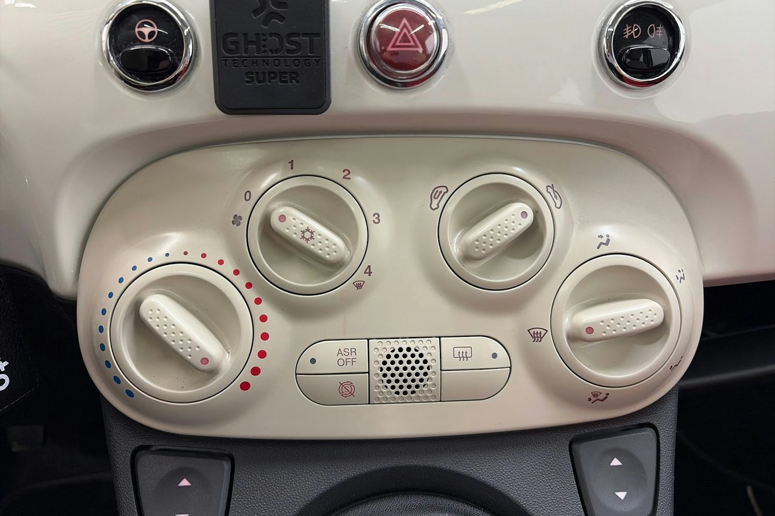 Valkoinen Fiat 500 2013 kuva 19.