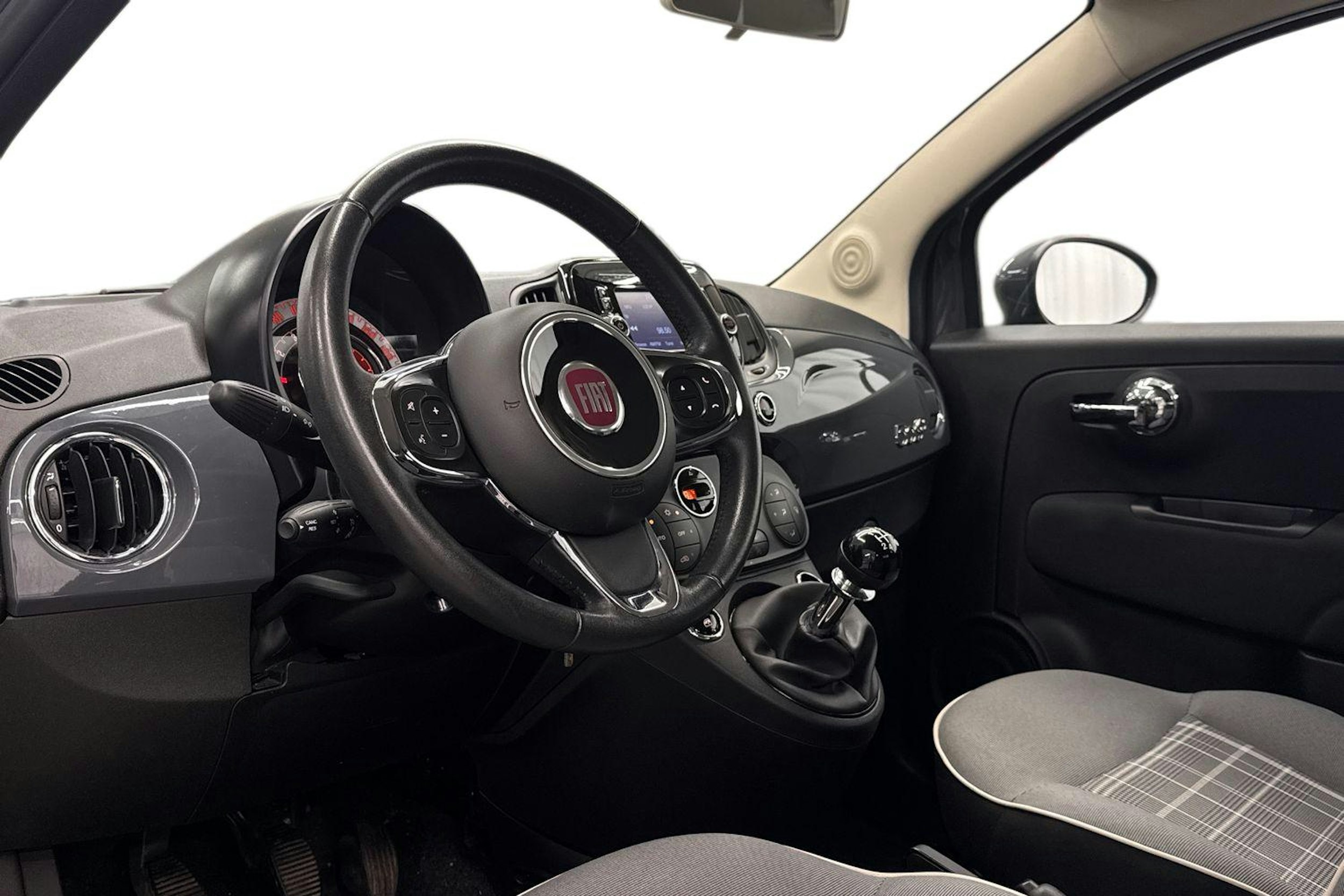 harmaa Fiat 500 2019 kuva 7.