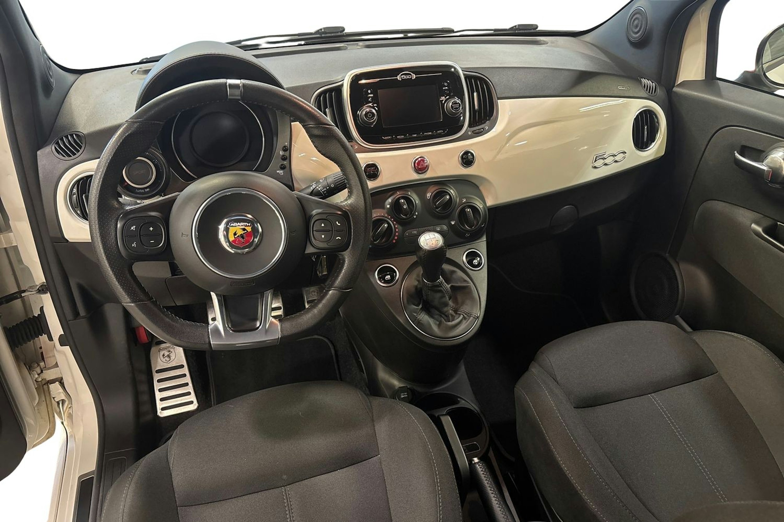 valkoinen Fiat 500 2019 kuva 9.