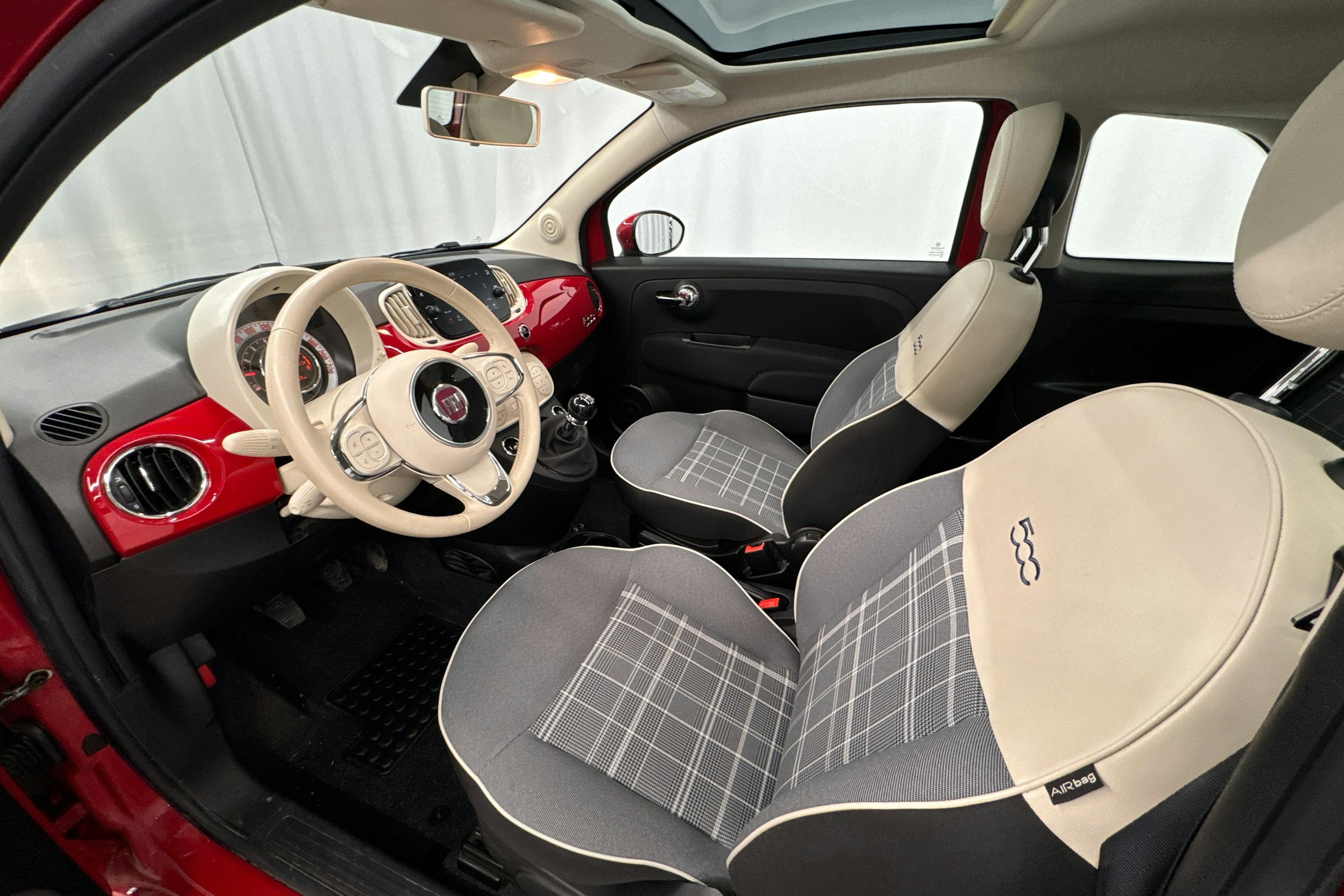 punainen Fiat 500 2020 kuva 6.