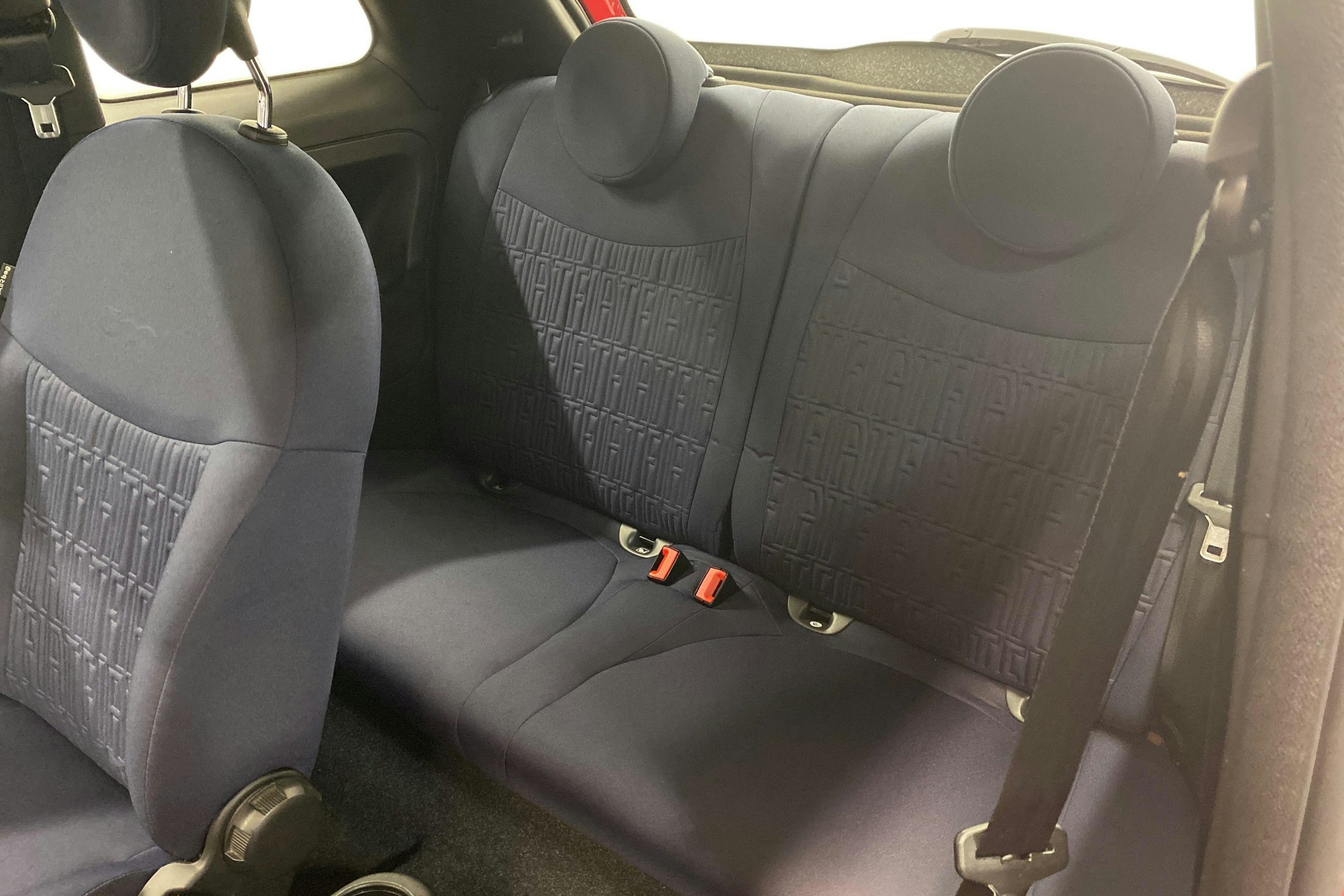 punainen Fiat 500 2022 kuva 10.
