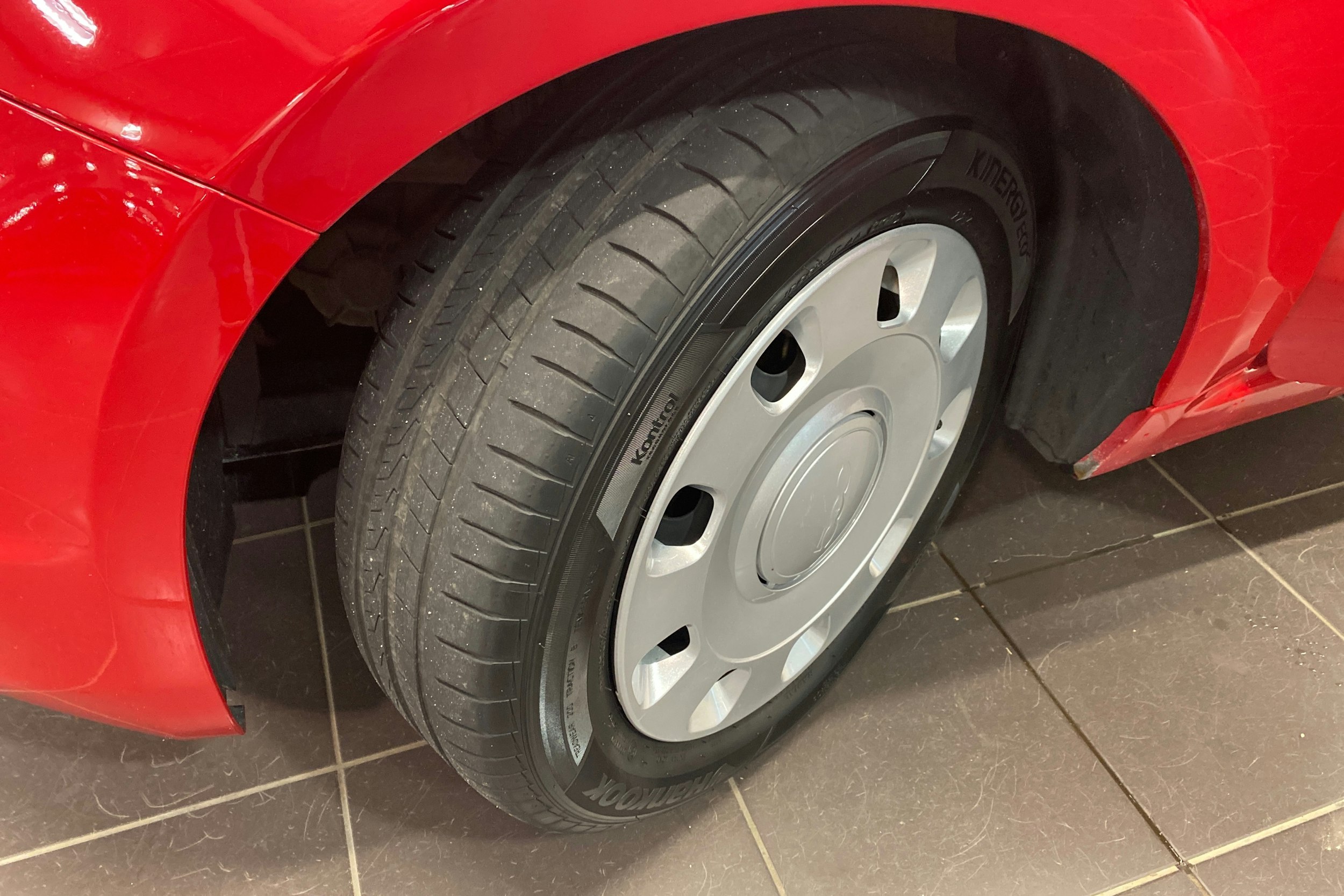 punainen Fiat 500 2022 kuva 13.