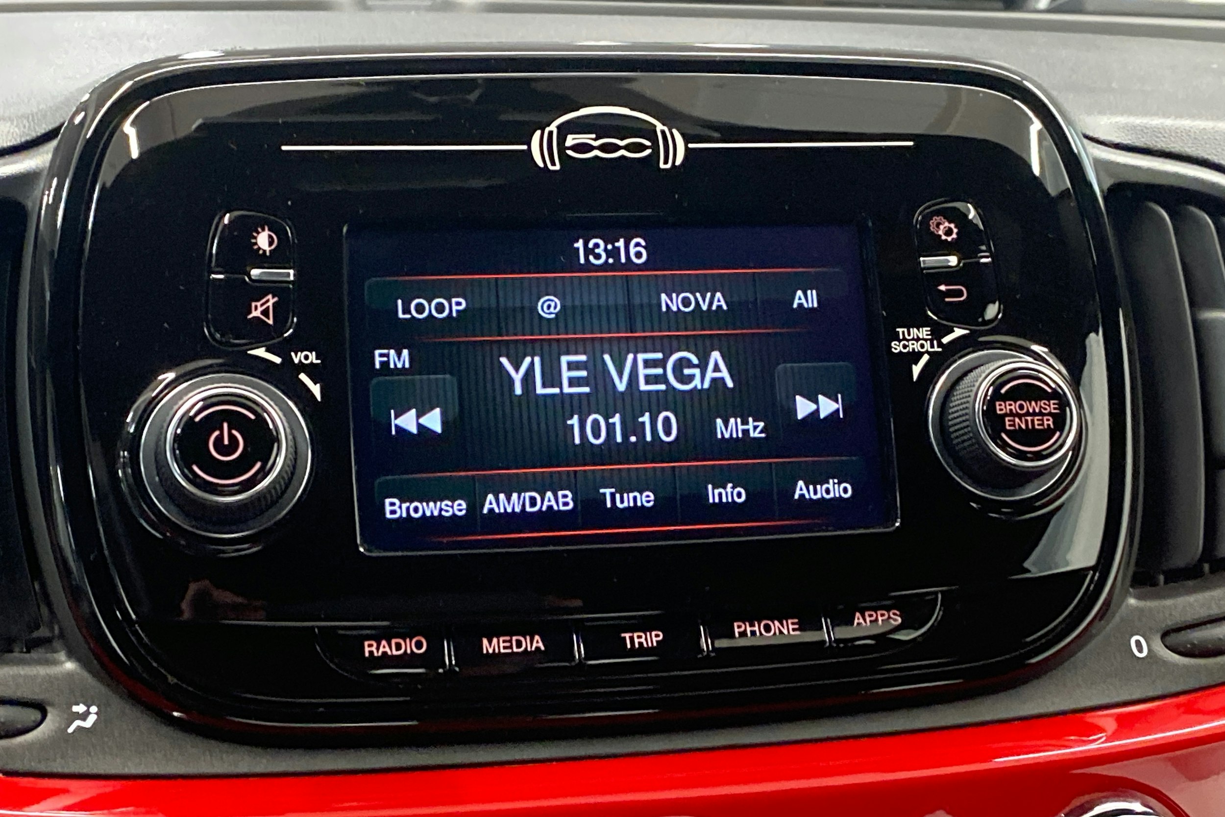 punainen Fiat 500 2022 kuva 15.