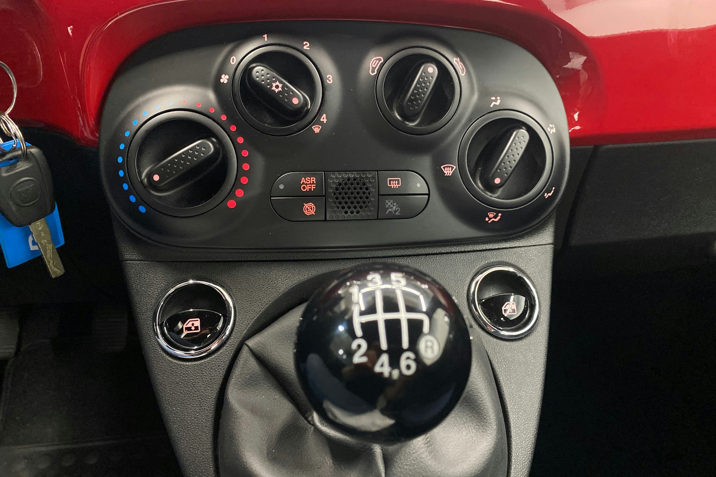 punainen Fiat 500 2022 kuva 16.