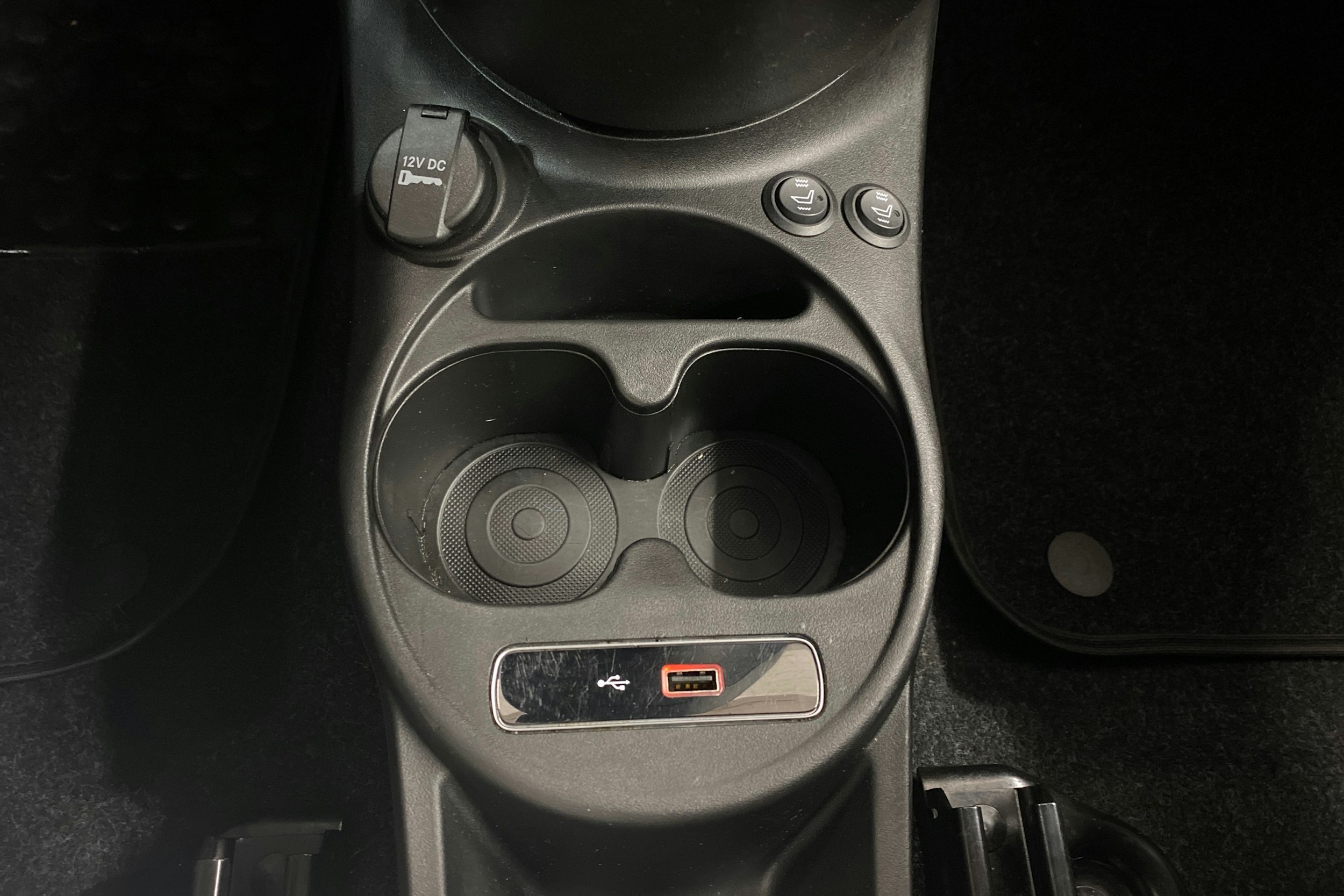 punainen Fiat 500 2022 kuva 17.