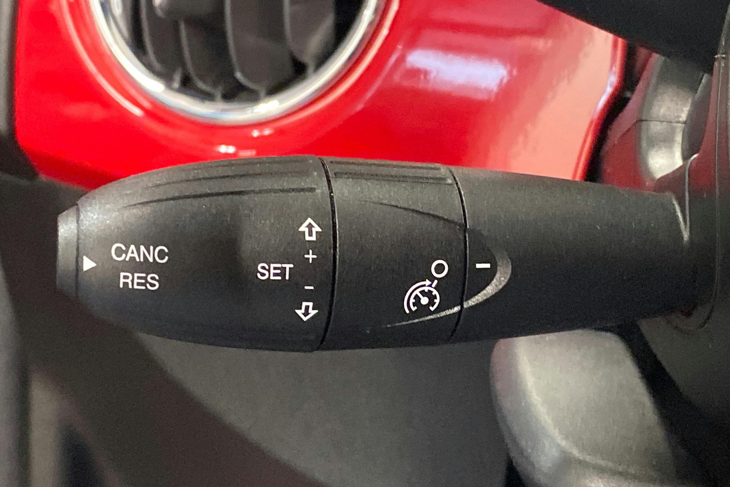 punainen Fiat 500 2022 kuva 20.