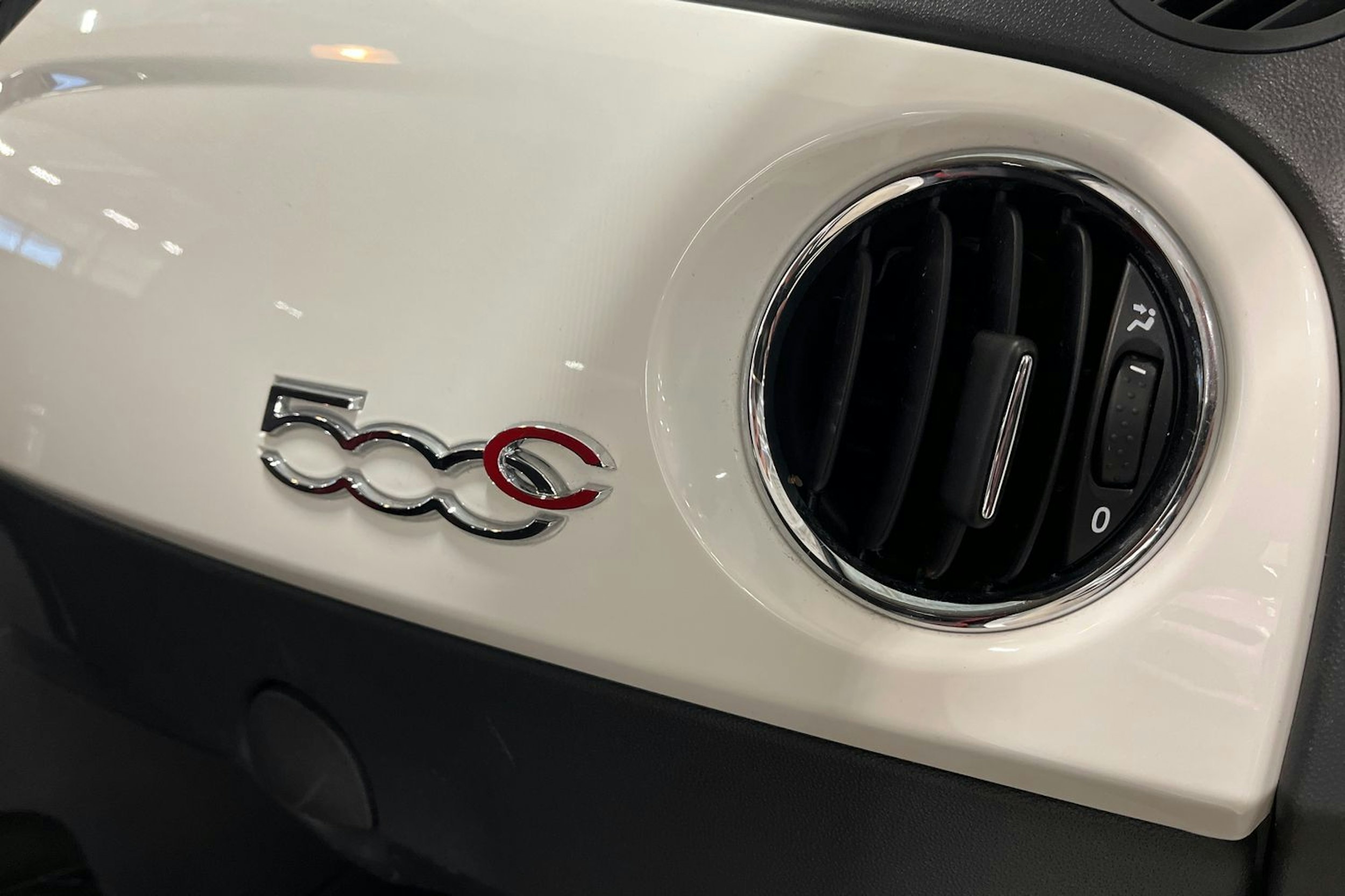 valkoinen Fiat 500C 2017 kuva 18.