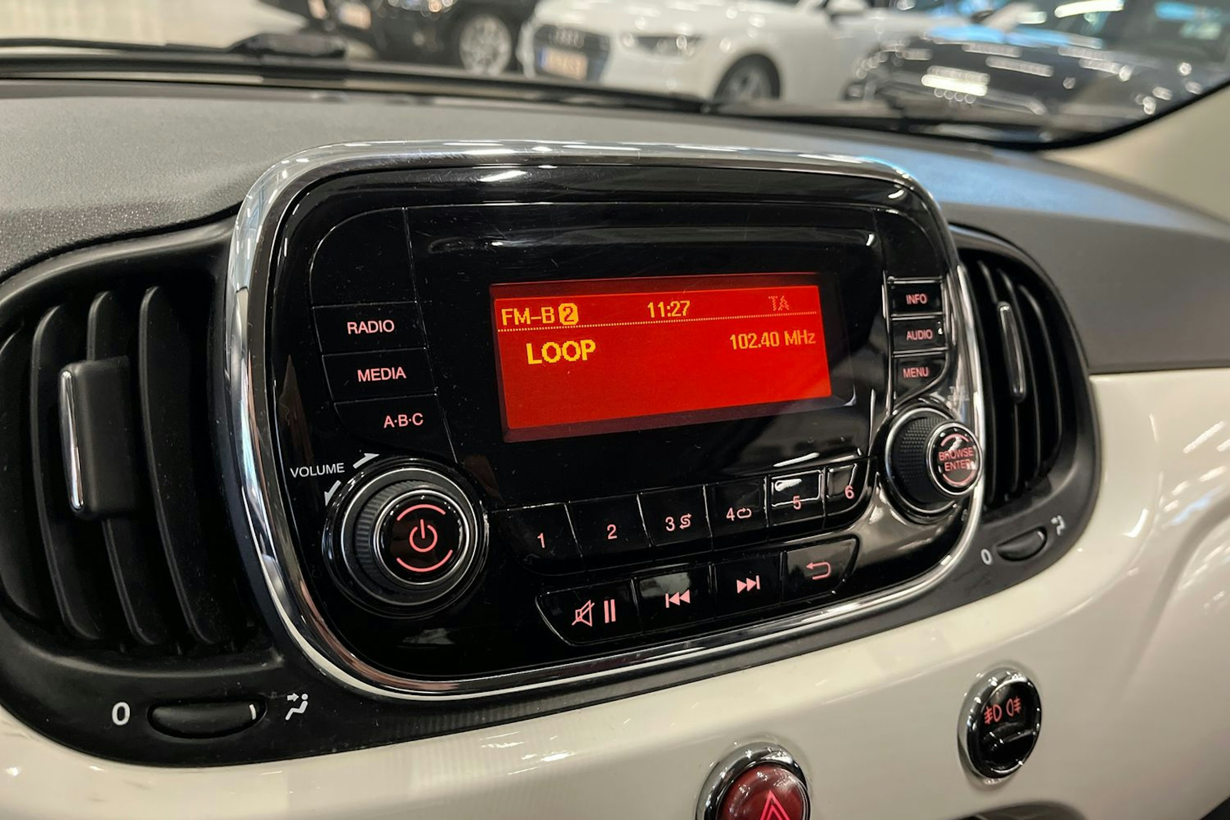 valkoinen Fiat 500C 2017 kuva 22.