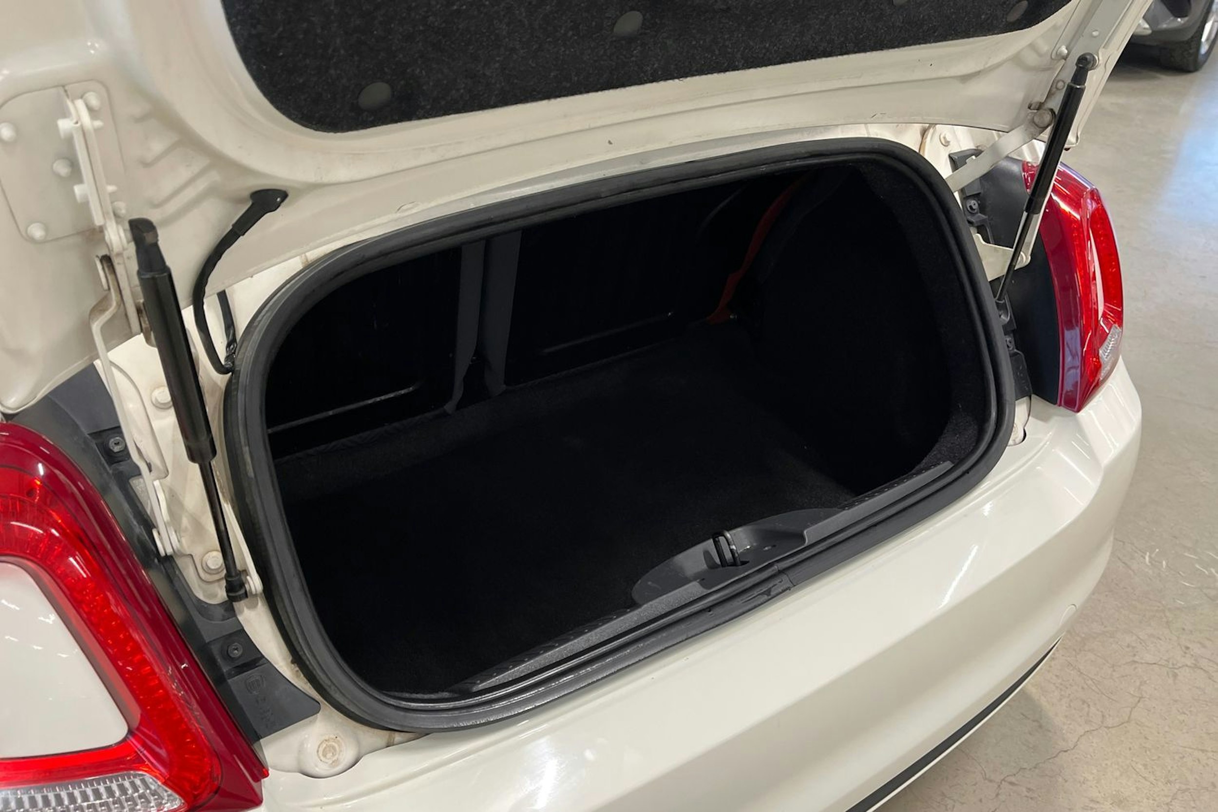 valkoinen Fiat 500C 2017 kuva 28.