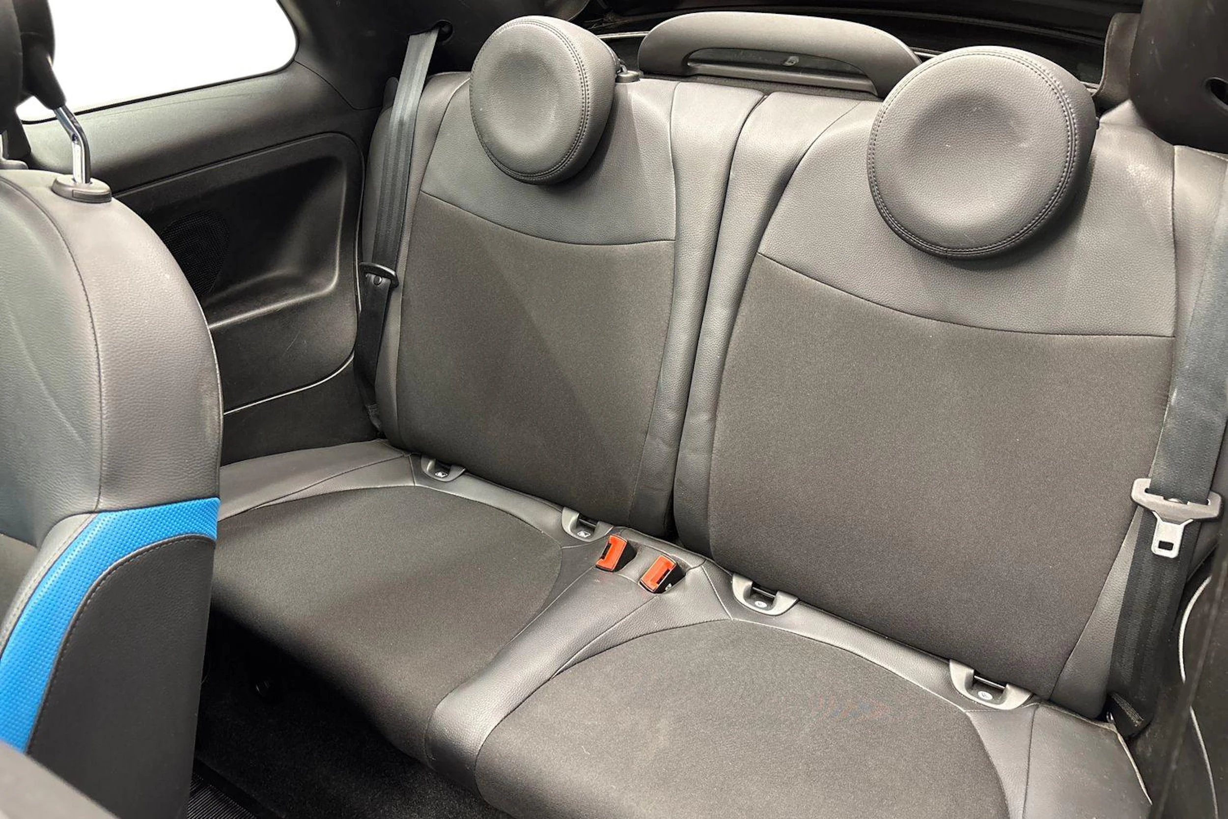 sininen Fiat 500C 2018 kuva 8.