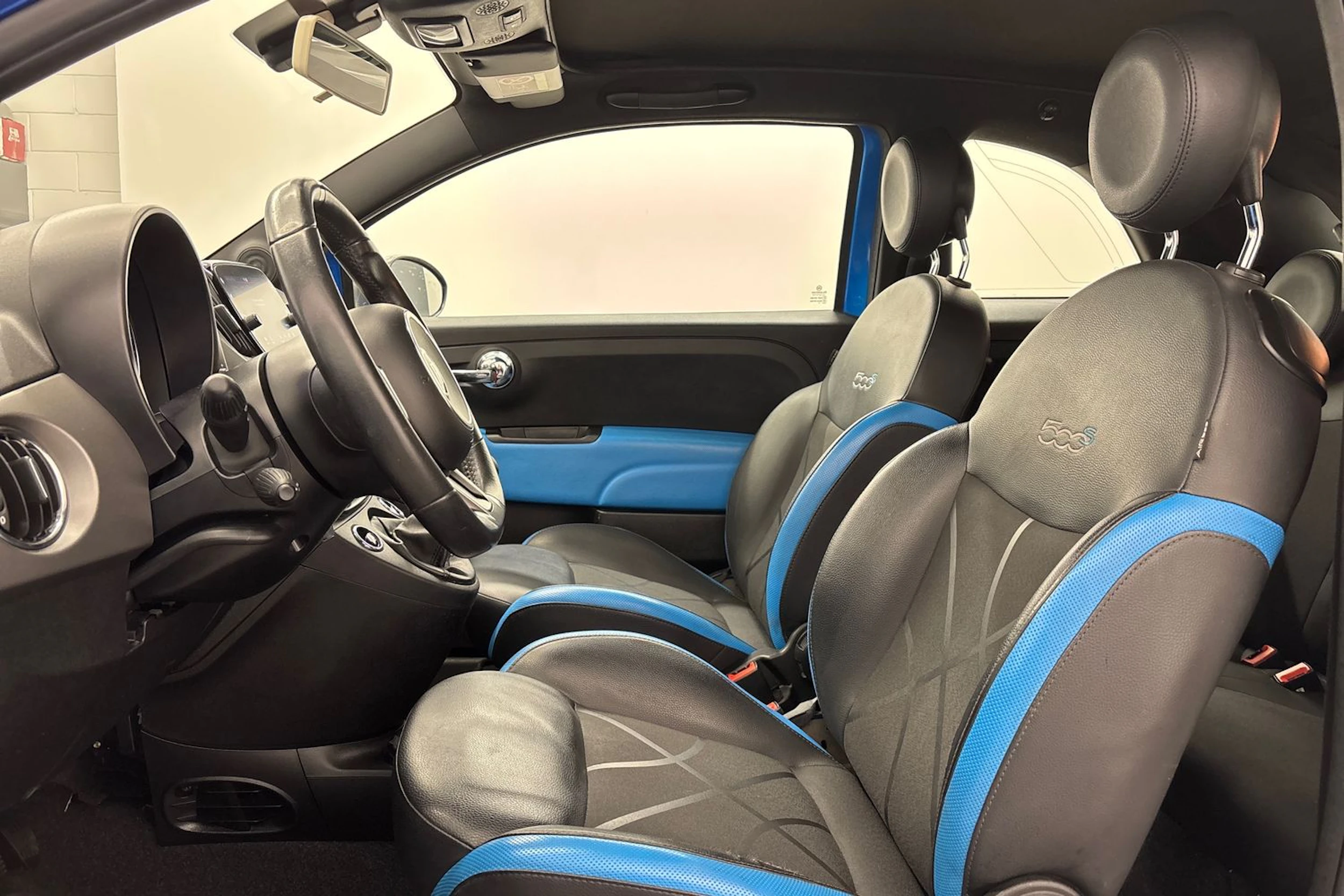 sininen Fiat 500C 2018 kuva 11.