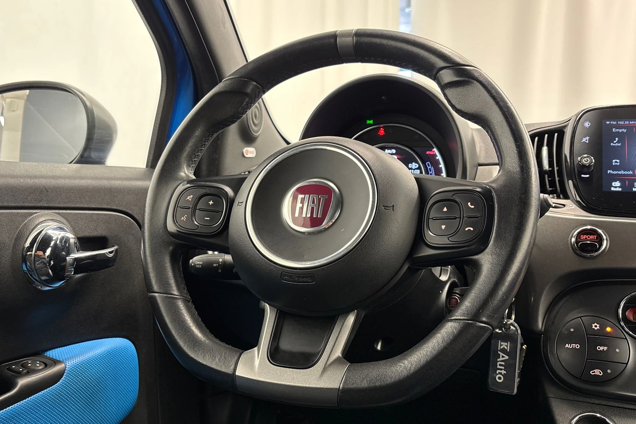 sininen Fiat 500C 2018 kuva 12.
