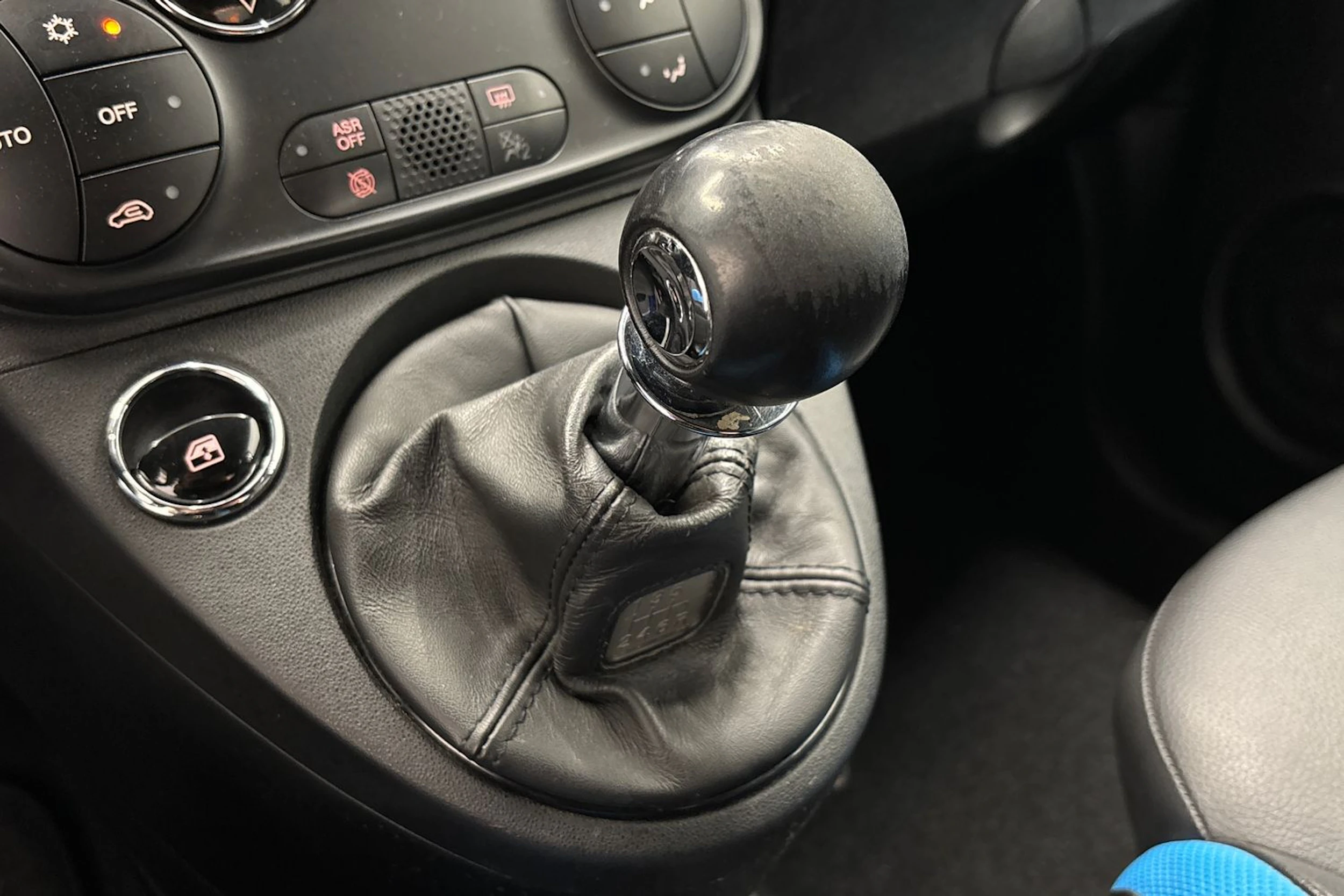 sininen Fiat 500C 2018 kuva 17.