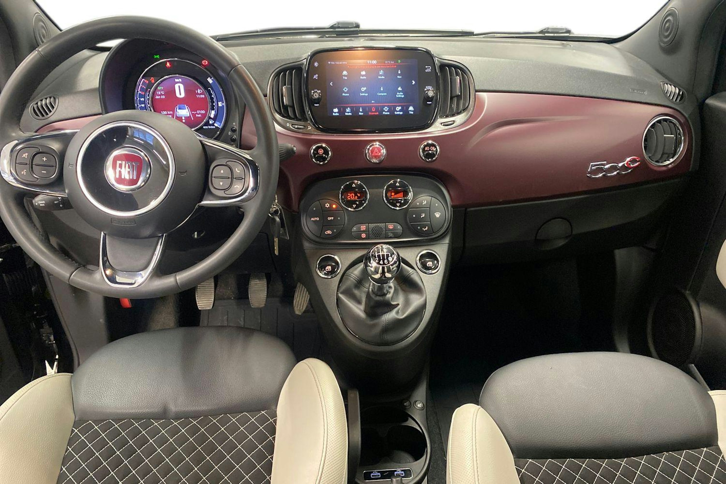 musta Fiat 500C 2021 kuva 7.