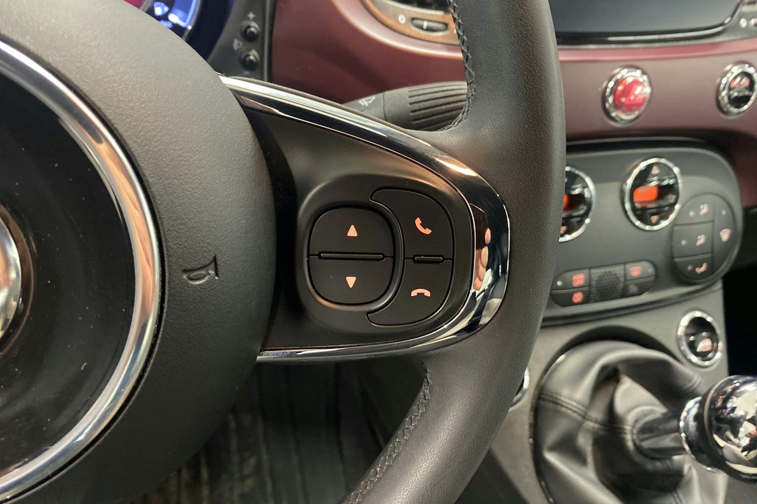 musta Fiat 500C 2021 kuva 12.