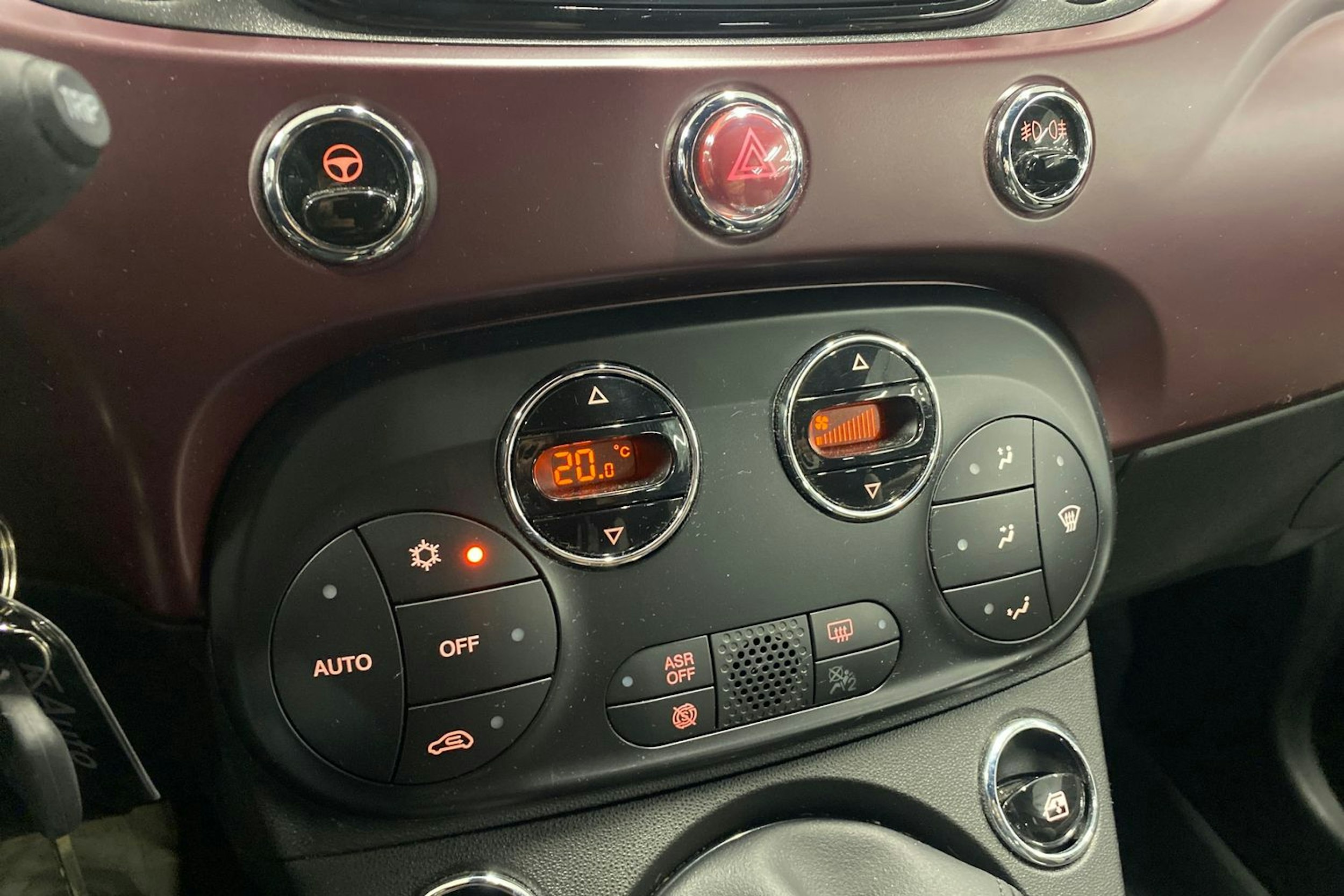 musta Fiat 500C 2021 kuva 16.