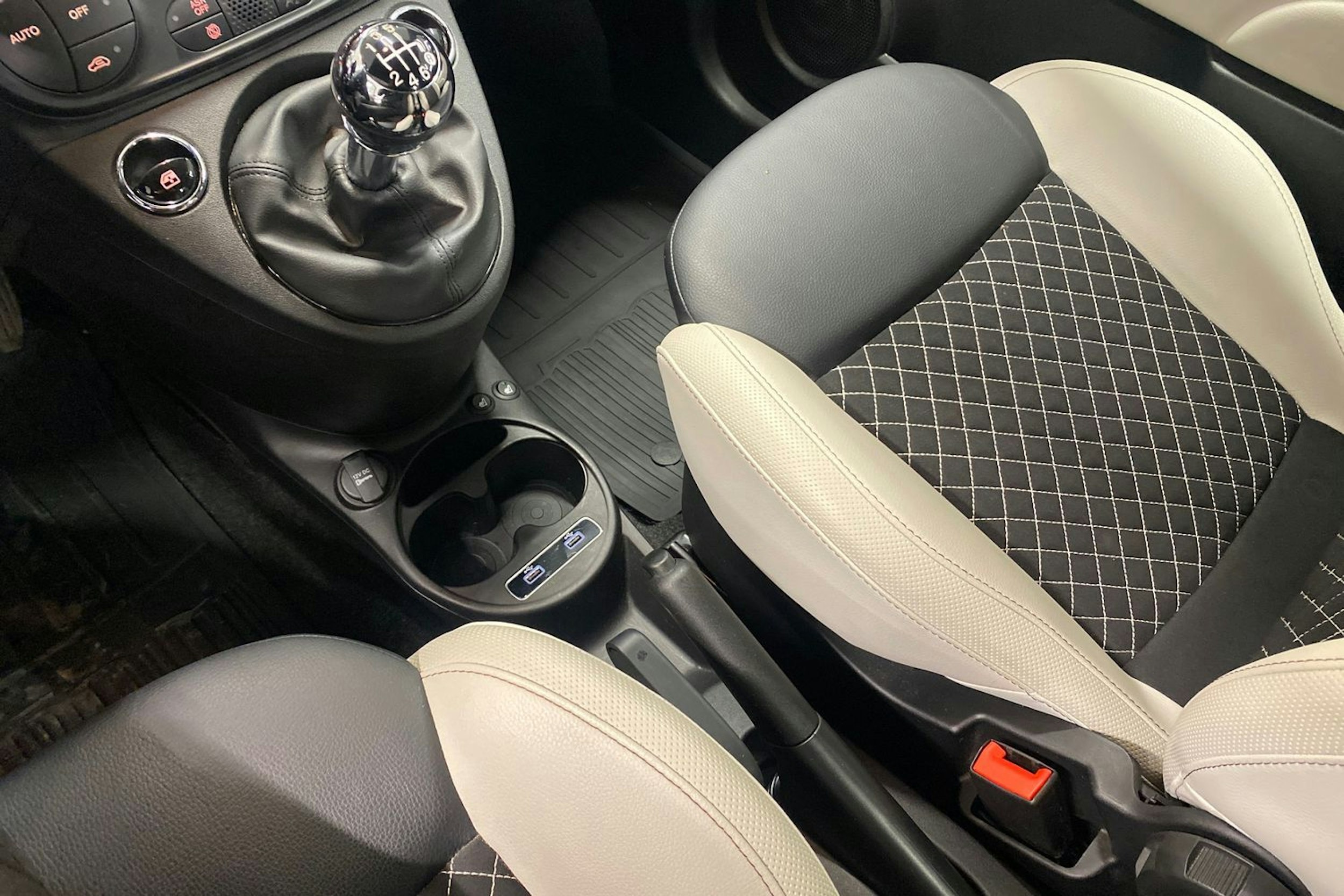 musta Fiat 500C 2021 kuva 17.