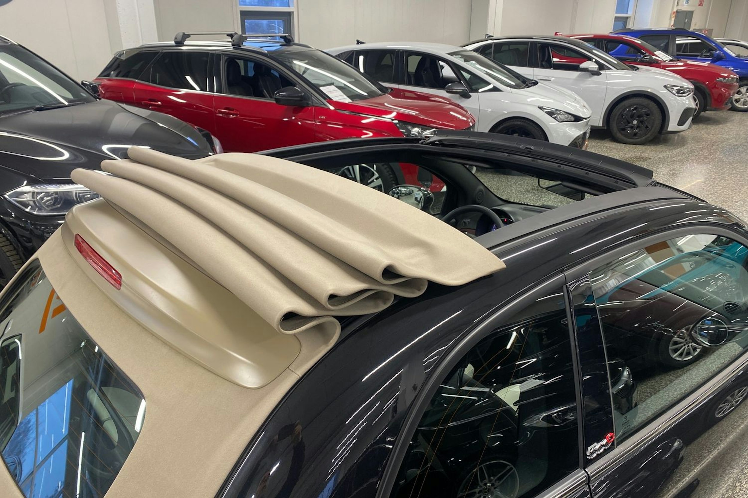 musta Fiat 500C 2021 kuva 23.