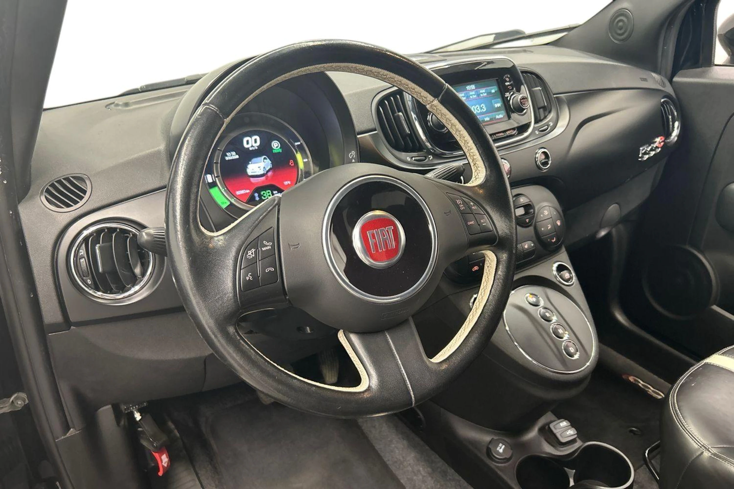 musta Fiat 500e 2016 kuva 6.