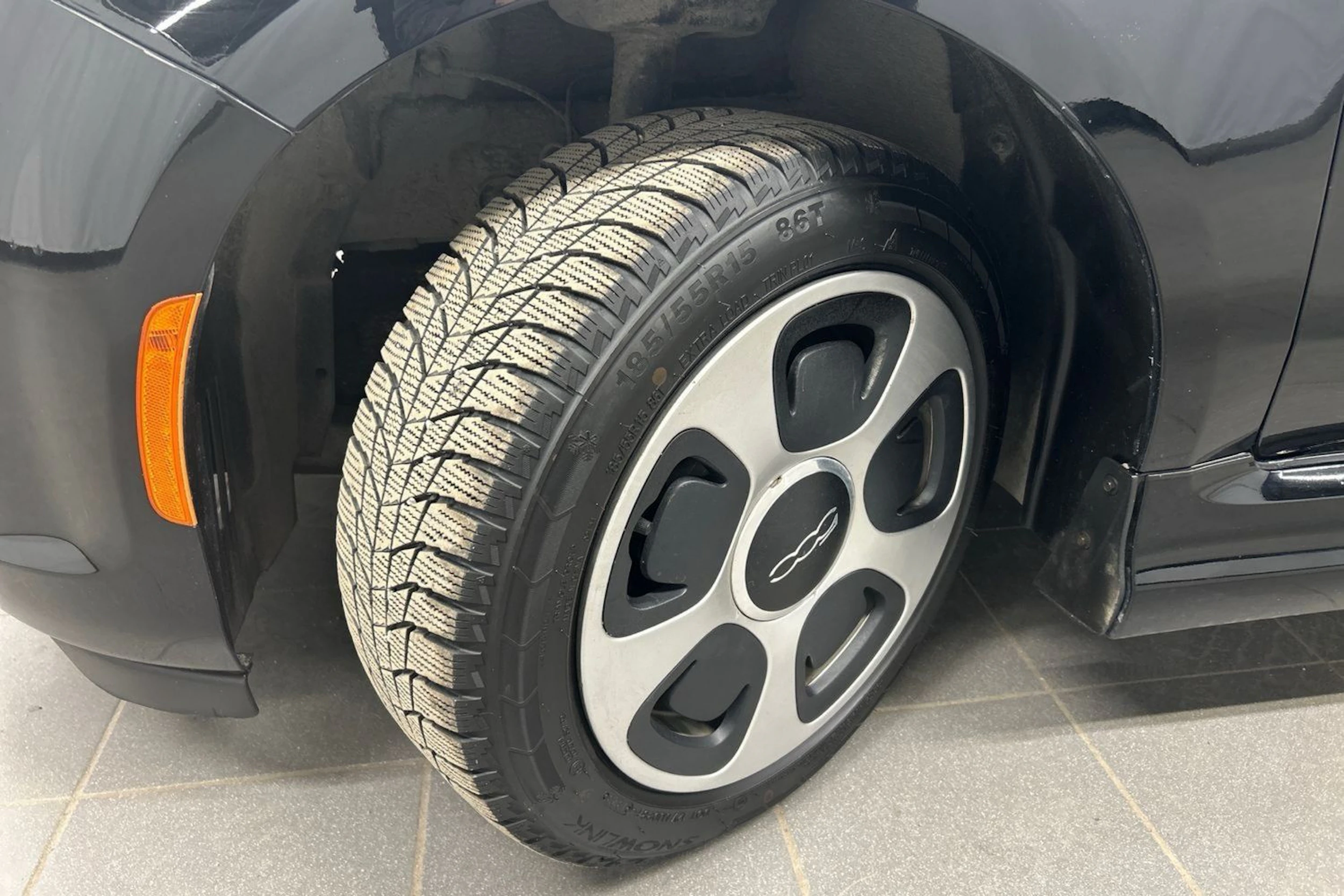 musta Fiat 500e 2016 kuva 10.