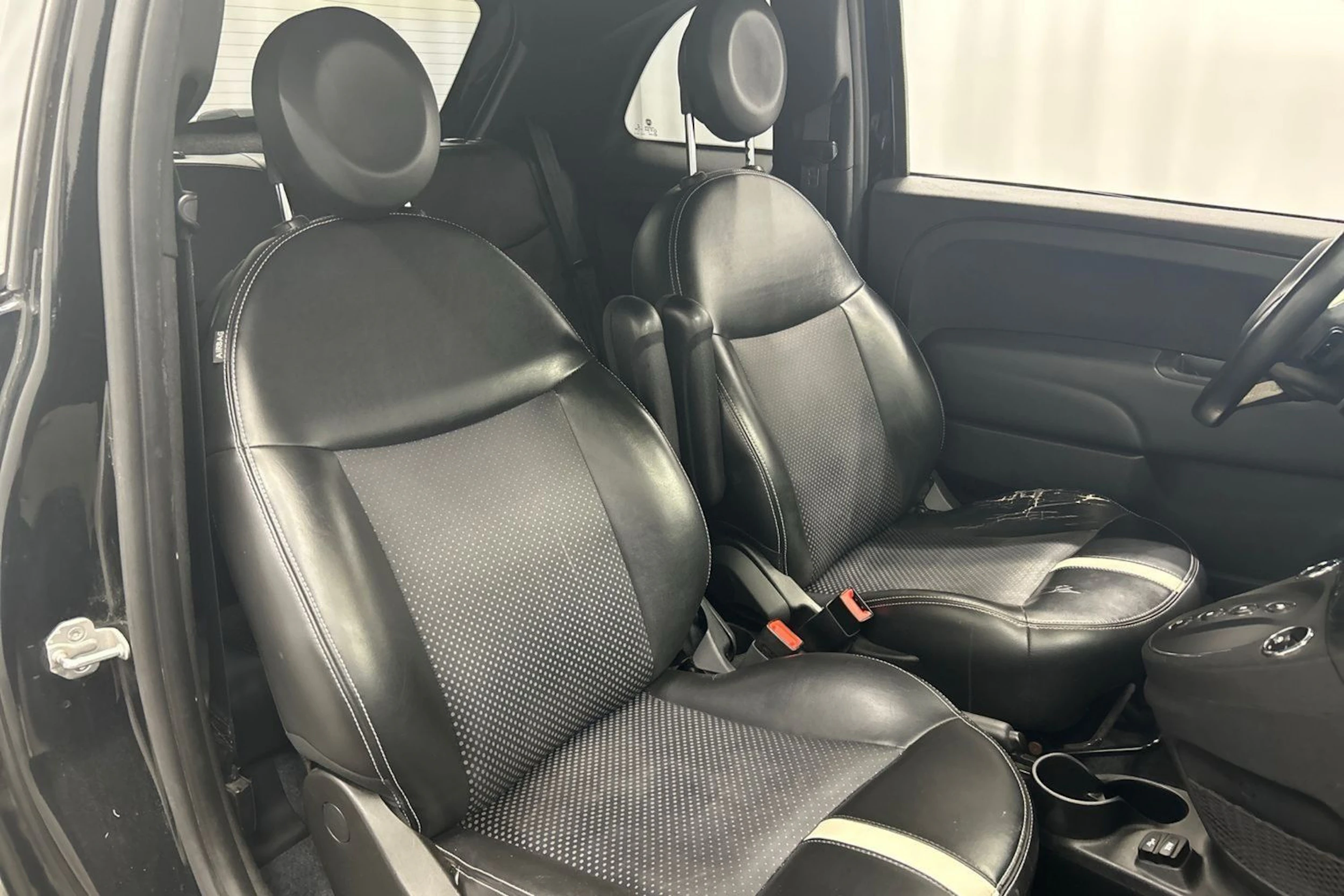 musta Fiat 500e 2016 kuva 11.
