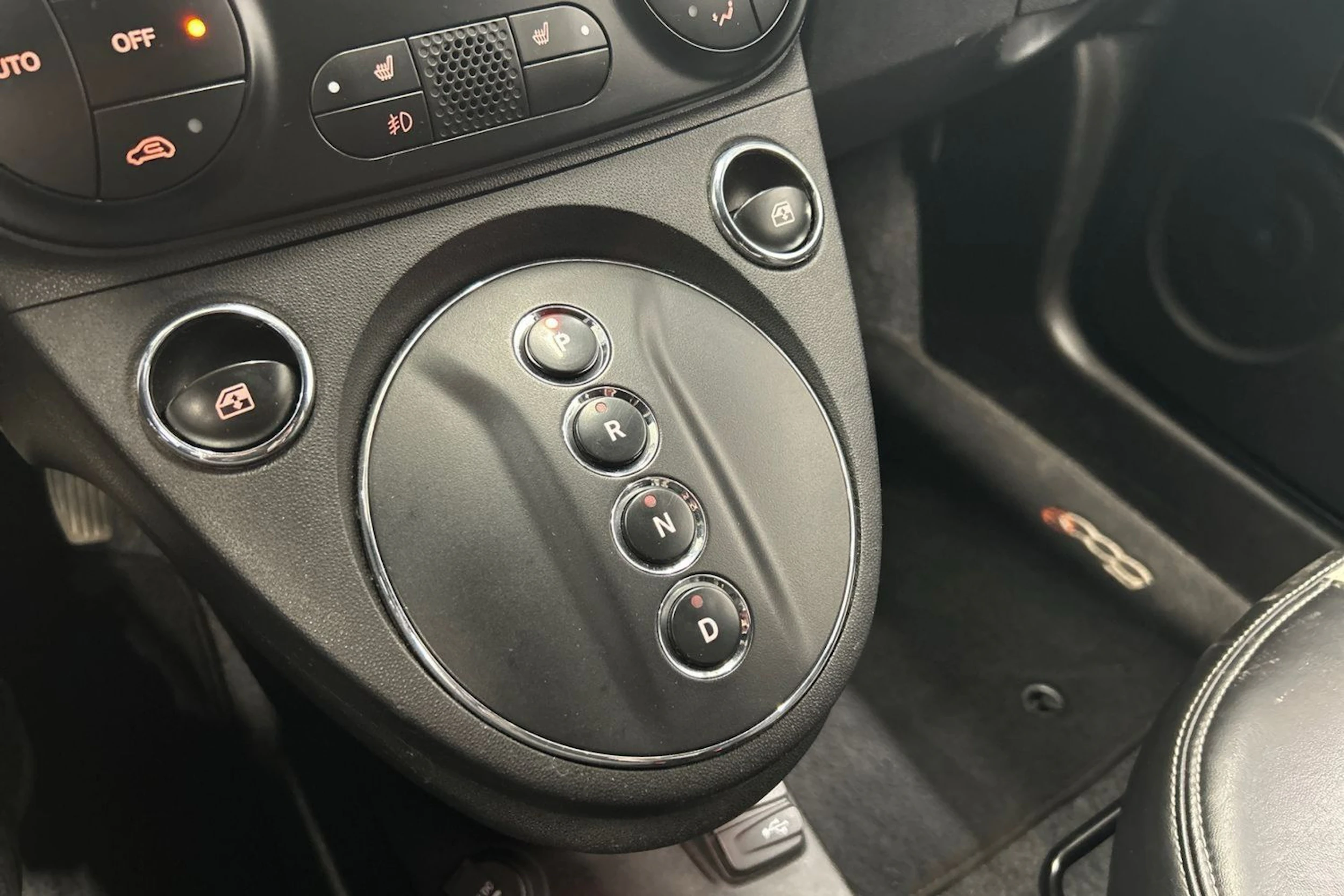 musta Fiat 500e 2016 kuva 16.