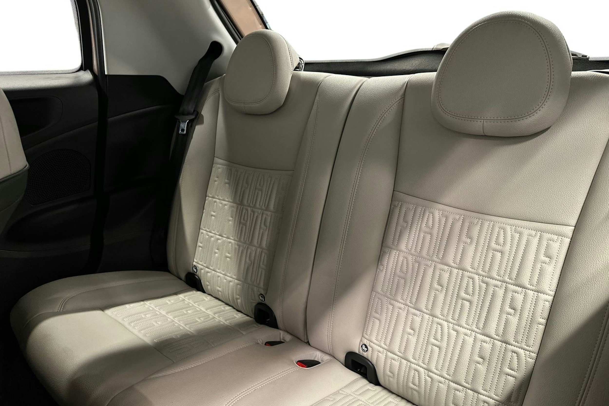 punainen Fiat 500e 2021 kuva 10.