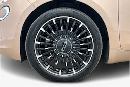 punainen Fiat 500e 2021 kuva 11.